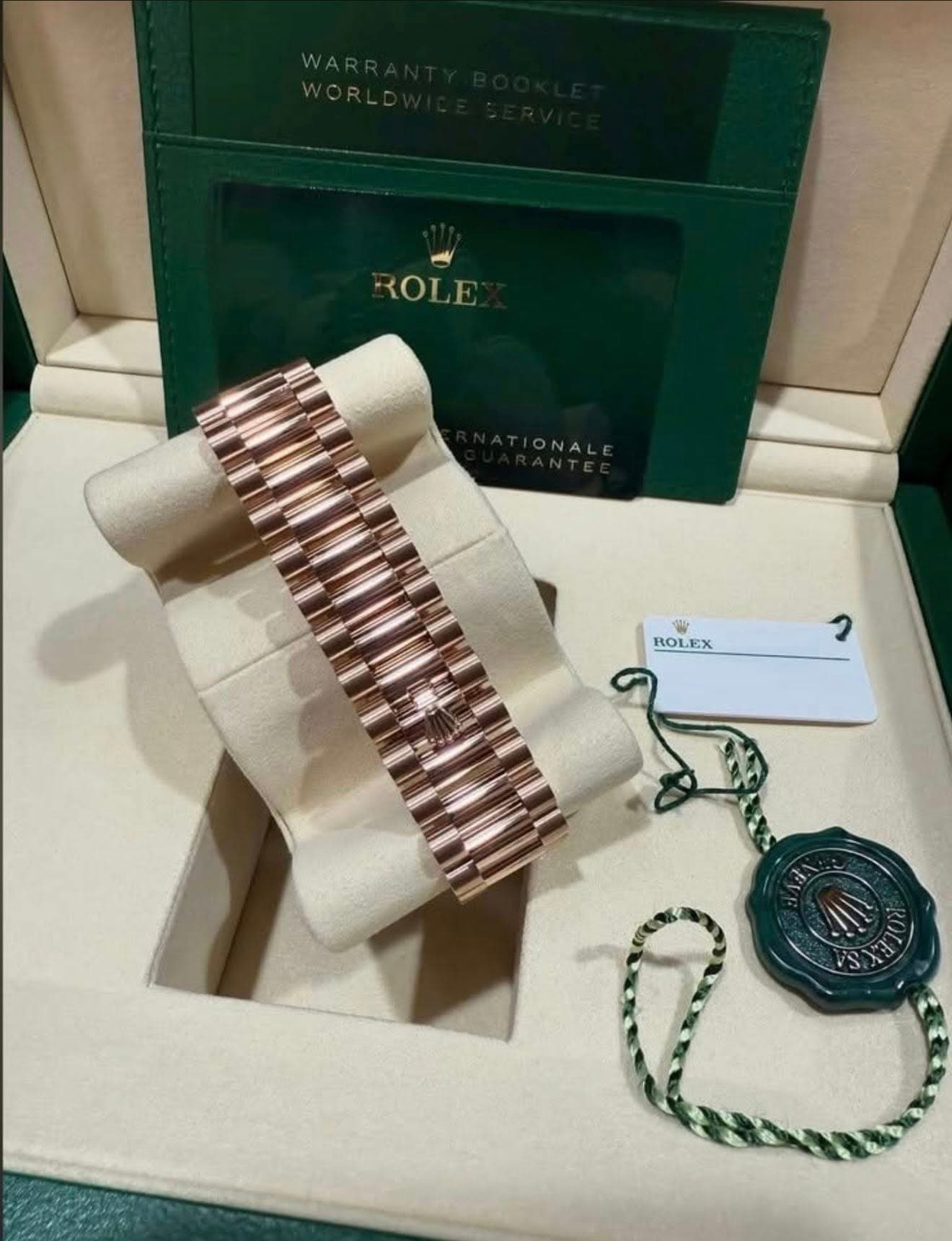 May be an image of wrist watch, jewelry and text that says 'ROLE ROLEX HOL'