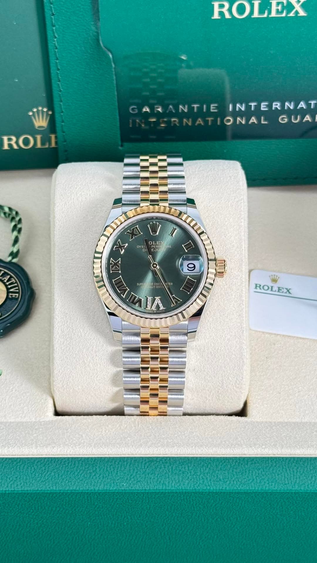 May be an image of wrist watch and text that says 'ROLEX ROLI GARANTIE GARANTIEINTERNAT GAR NTIE INTERNAT ERNATIONAL ATIONALGUA GUA ONAL OLEY אעה NT マ is X L 9 1 V မိုန RT A WW…