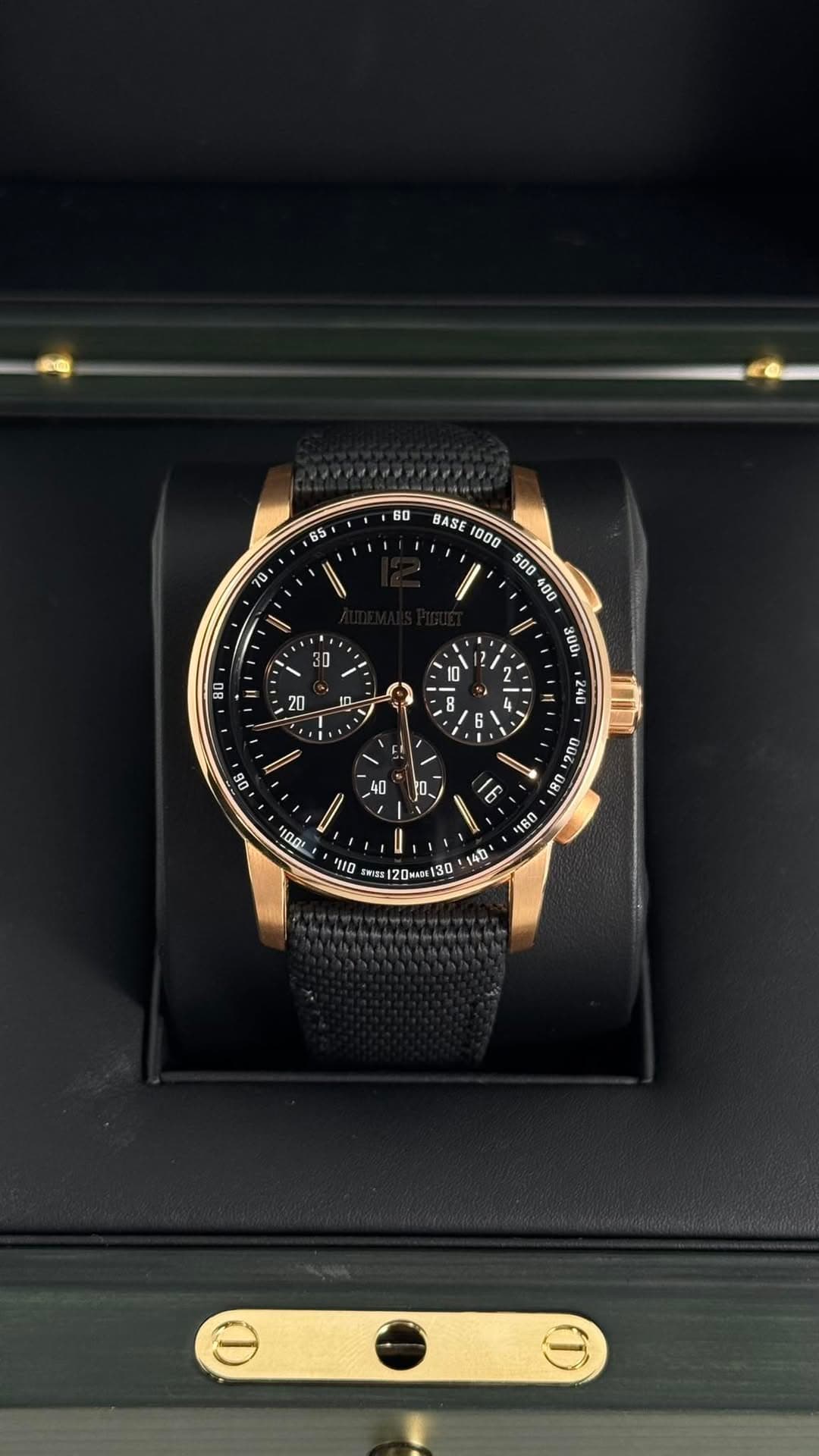 May be an image of wrist watch and text that says '85 70 60 BASE 300I I 8U 160 I00I រច enss Evss120Mwx130'