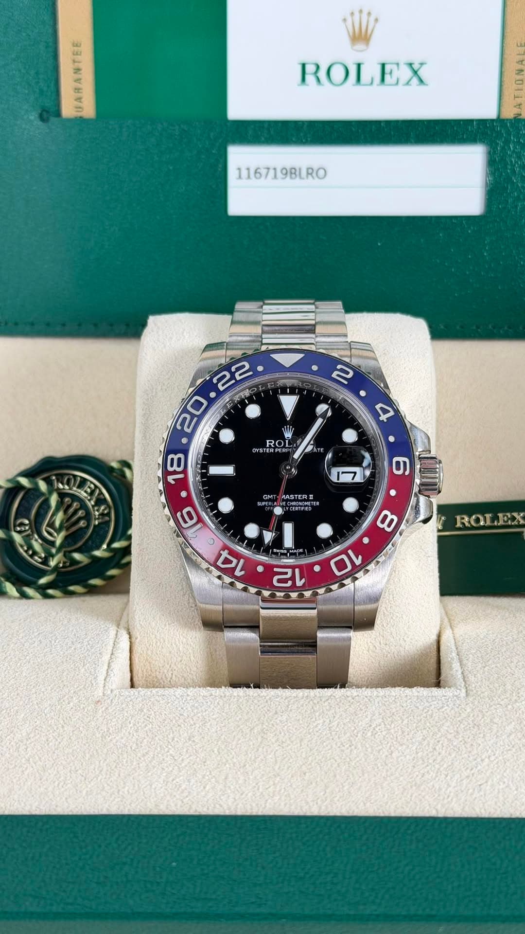 May be an image of wrist watch and text that says '特月量 ROLEX 116719BLRO 2 • 4 W OI DVS FRFEN N לו 6 Σ ROLEX EX ROI p 12 8 10'
