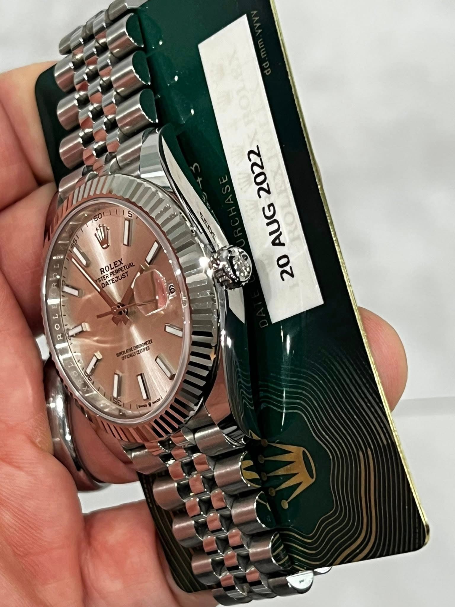 May be an image of wrist watch and text that says 'SAA 5 mi ROLEX ENPET ROL TERP ATEJU ATE 2022 AUG 20 L R 2RTe'
