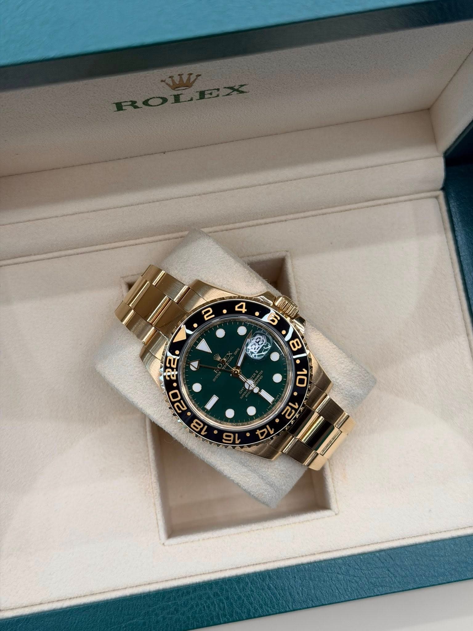 May be an image of wrist watch and text that says '2 4 サし ب 8 22. A '