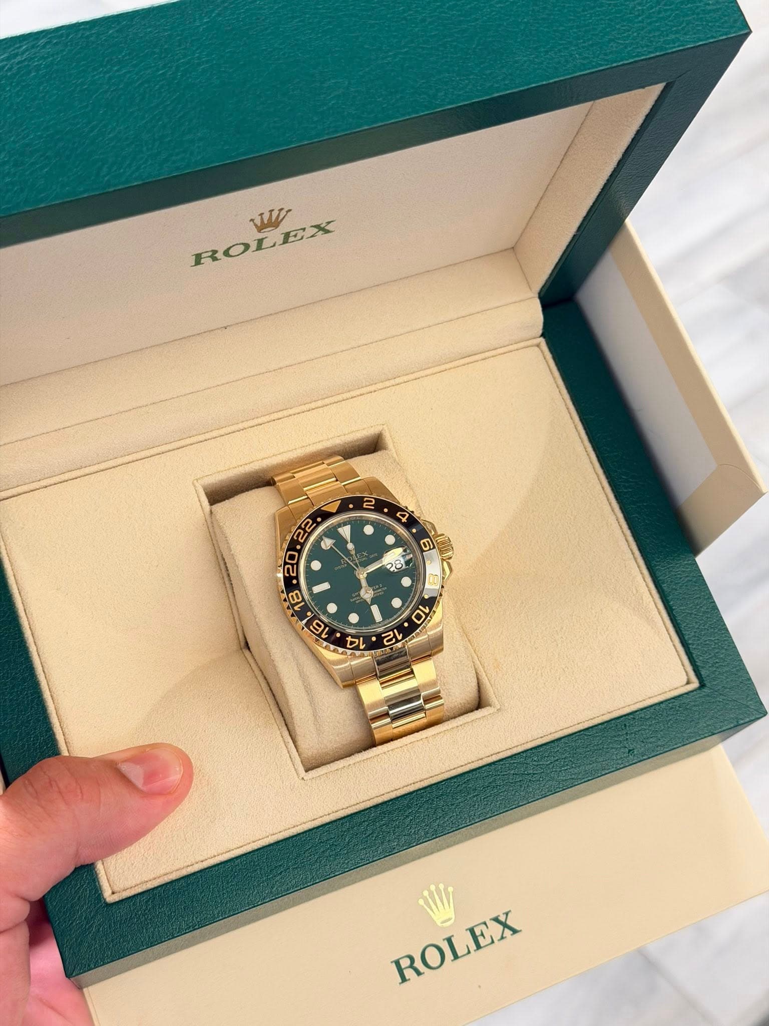 May be an image of wrist watch and text that says 'ROLEX WI B 6 බටු O 10 KA T7 1 ·1 ላ 12 ROLEX ROLEX w'