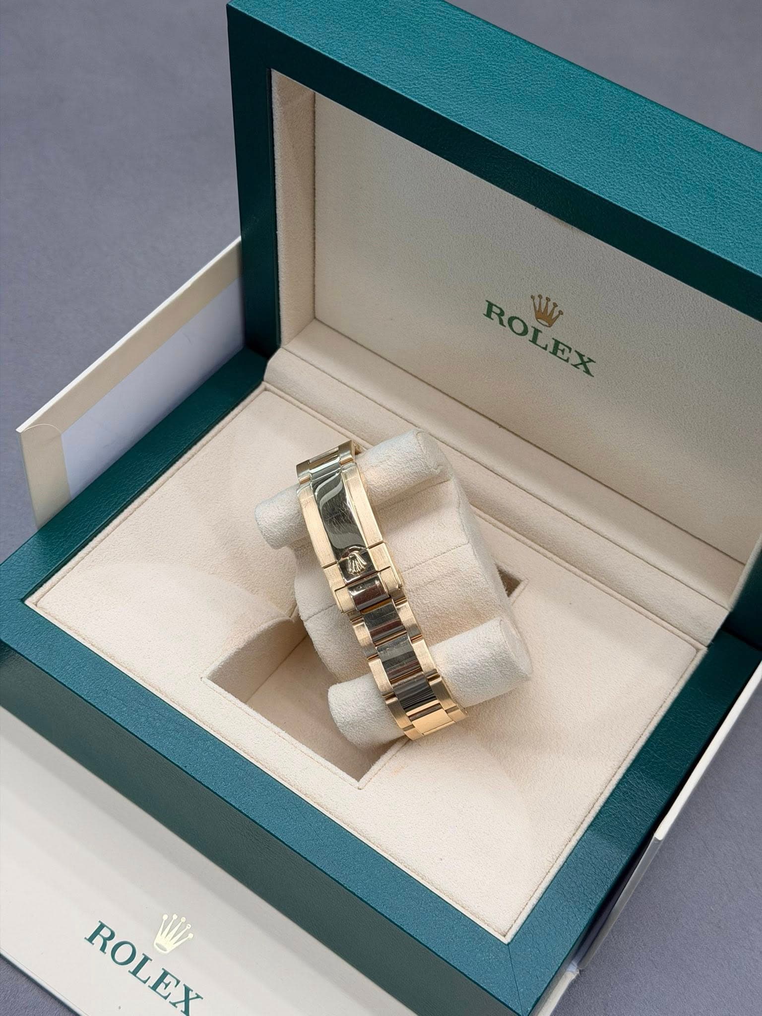 May be an image of ring and text that says 'ROLEX ROL E EX WW 泰 ROLEX ROLEX'