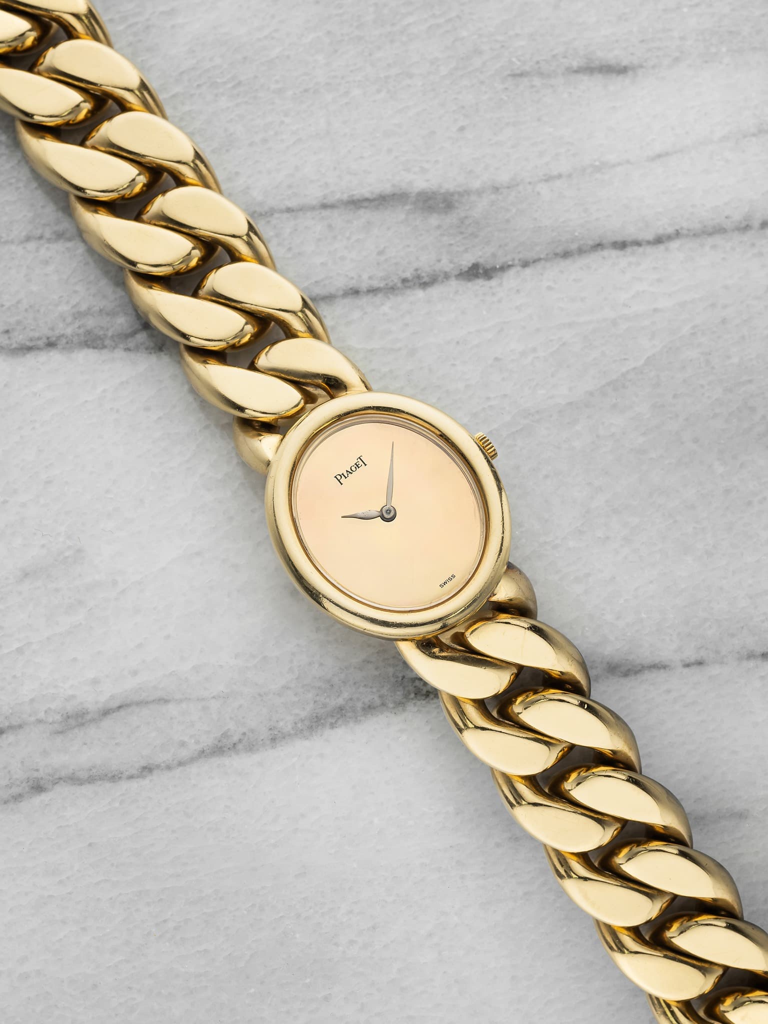 May be an image of jewelry, wrist watch and text that says 'PIAGET aura ፌመተቲ'