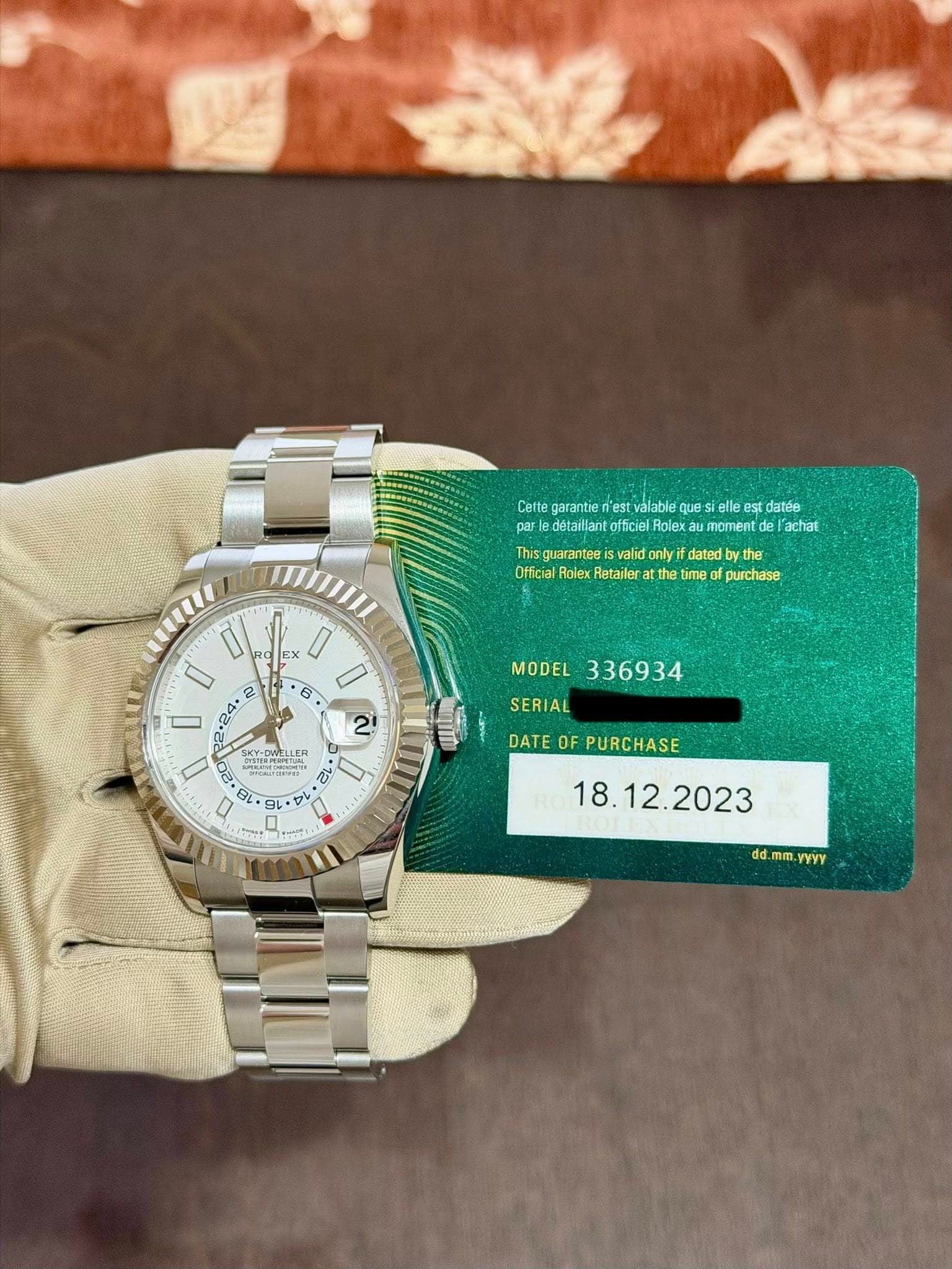 May be an image of wrist watch and text that says 'Cette garantie Citepaterervobouasee n'est valable datée par| dotaillantofścic Rolex moment l'achat This.guarantee…