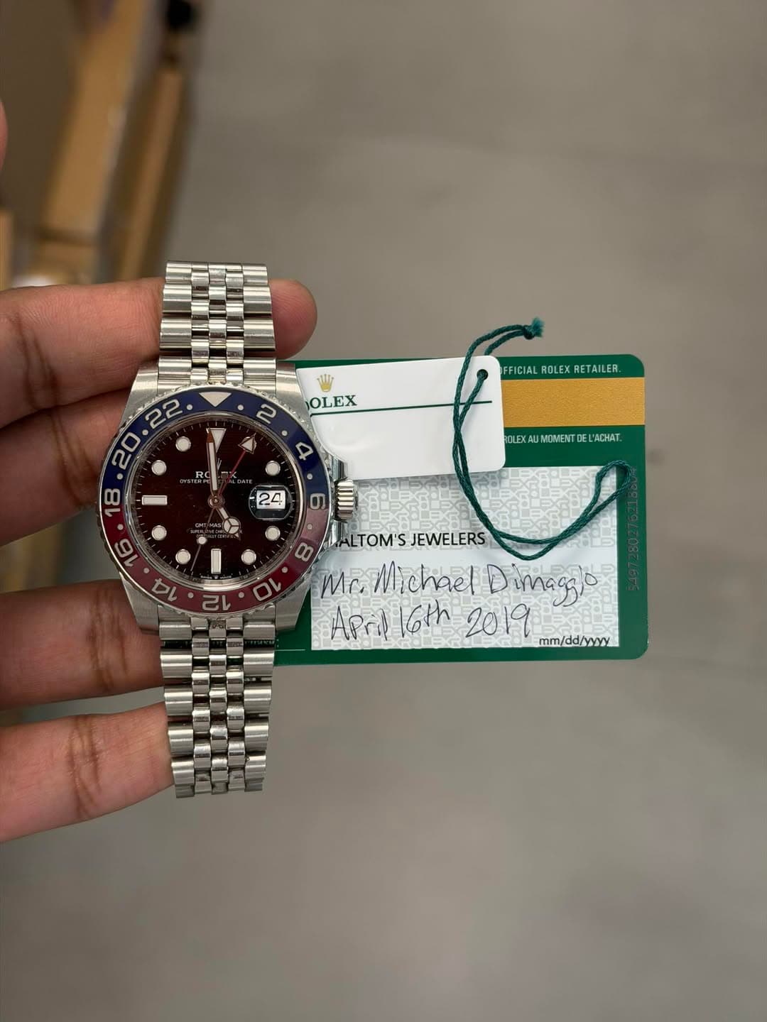 May be an image of wrist watch and text that says 'OLEX 22 20 8 RC L FICIA FICIALAOLEXRETAILER. ROLEX RETAILER. OLEXAUMOMENTDEL'ACHAT. OLEX MOMENT DEL'WCHAT A 24 6 4 LTOM'S…
