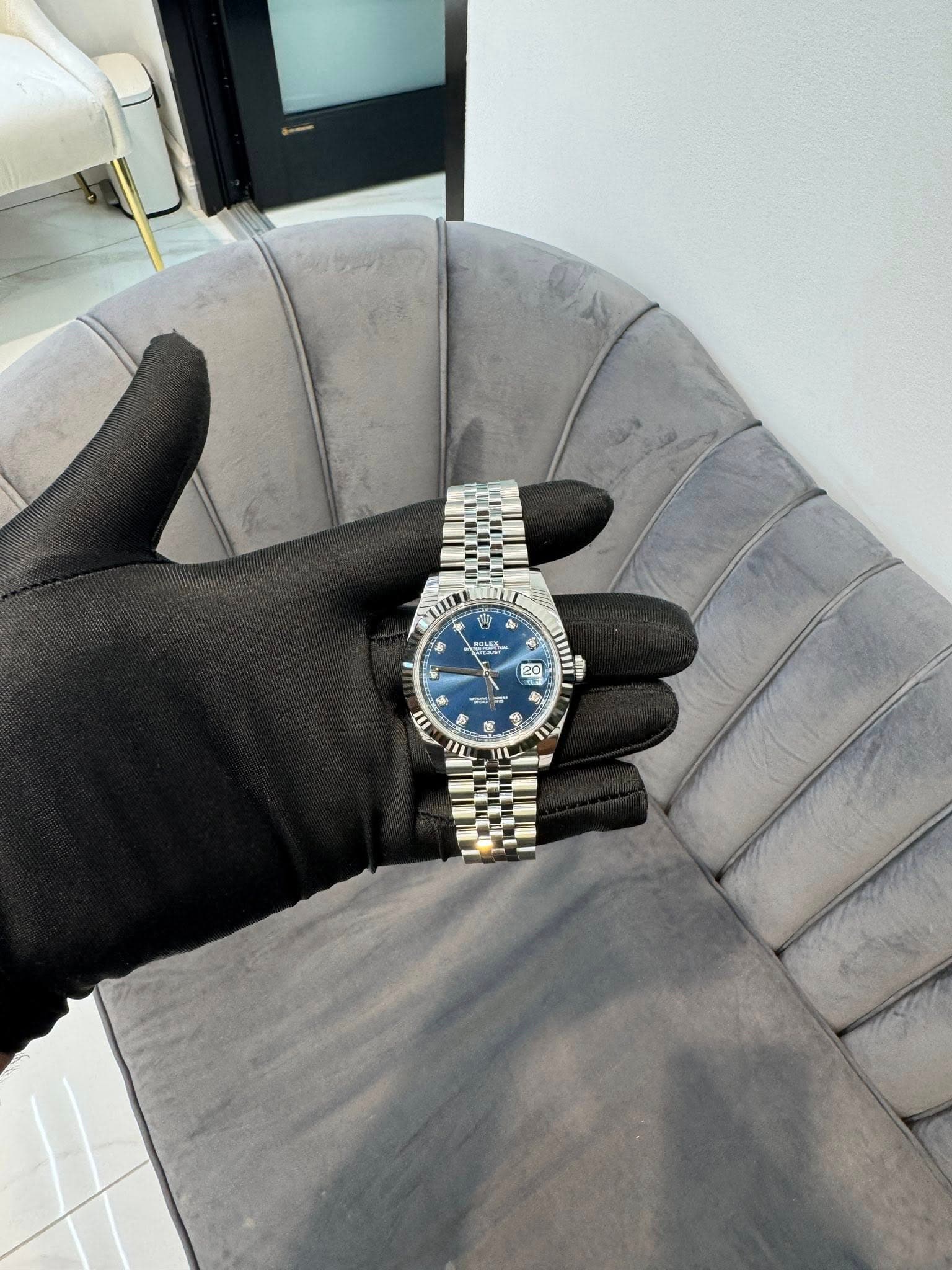 May be an image of wrist watch and text that says 'LIIN 他 传 海 年 20 y A 4 L b 11 20 I m 税'