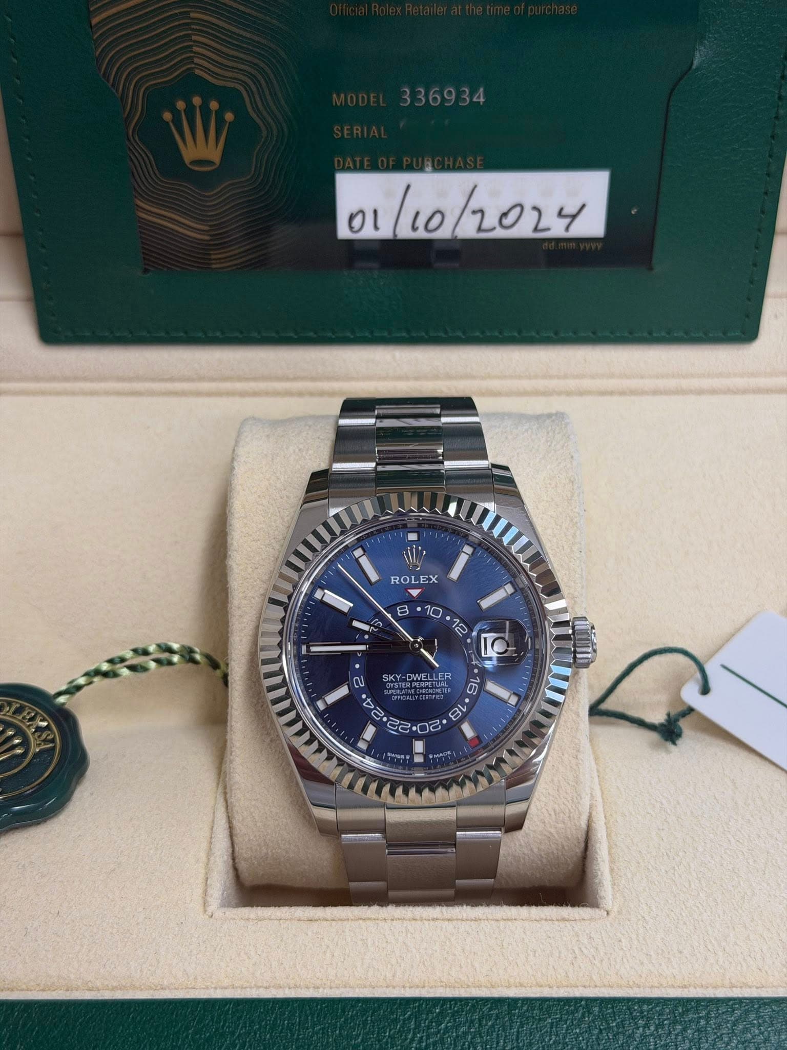 May be an image of wrist watch and text that says '01/10/2024 RO ROLEX LE EX ณ SKY- OWEL LE ンん 9 ات 18 ญ e'