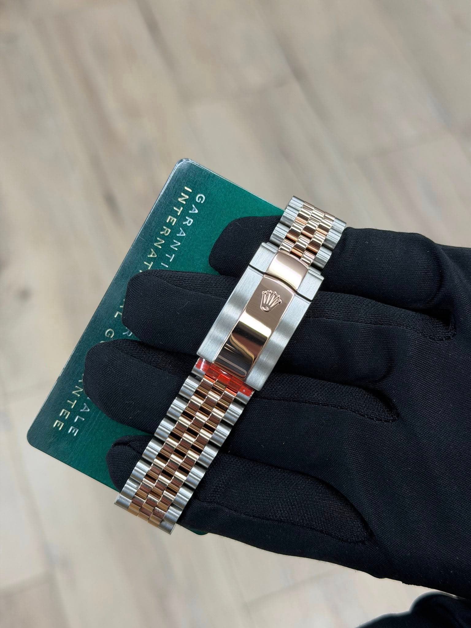 May be an image of jewelry, wrist watch and text that says 'NTERNAT INTANTI GARANTI VTI IN7 G ERNAT'