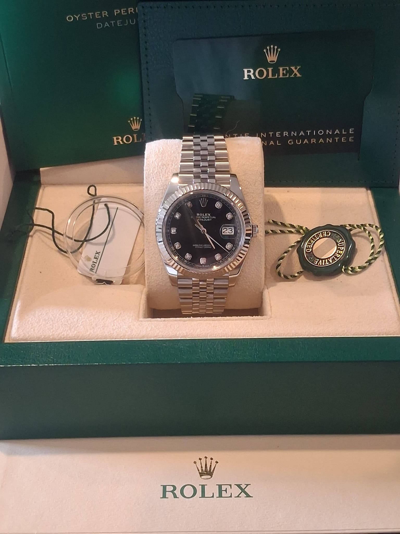 May be an image of wrist watch and text that says 'OYSTERPERI ROLEX RO TERNATIONAL IONALE AL GUARANTE 4 MALE O 2 23 อ ROLEX G O O 愛 OE i ROLEX'