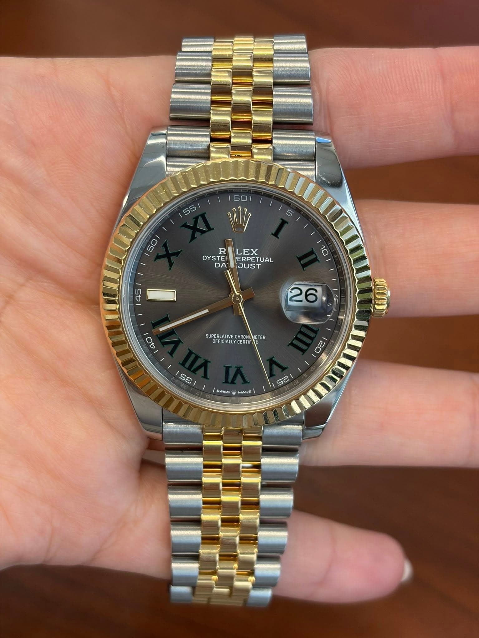May be an image of wrist watch and text that says '60 55 50 R OYST DA LEX PERPETUAL TUAL JUST SUPERLATIVE OFFICIALLYCERT TER 20 SE SWISS MADE 2S'