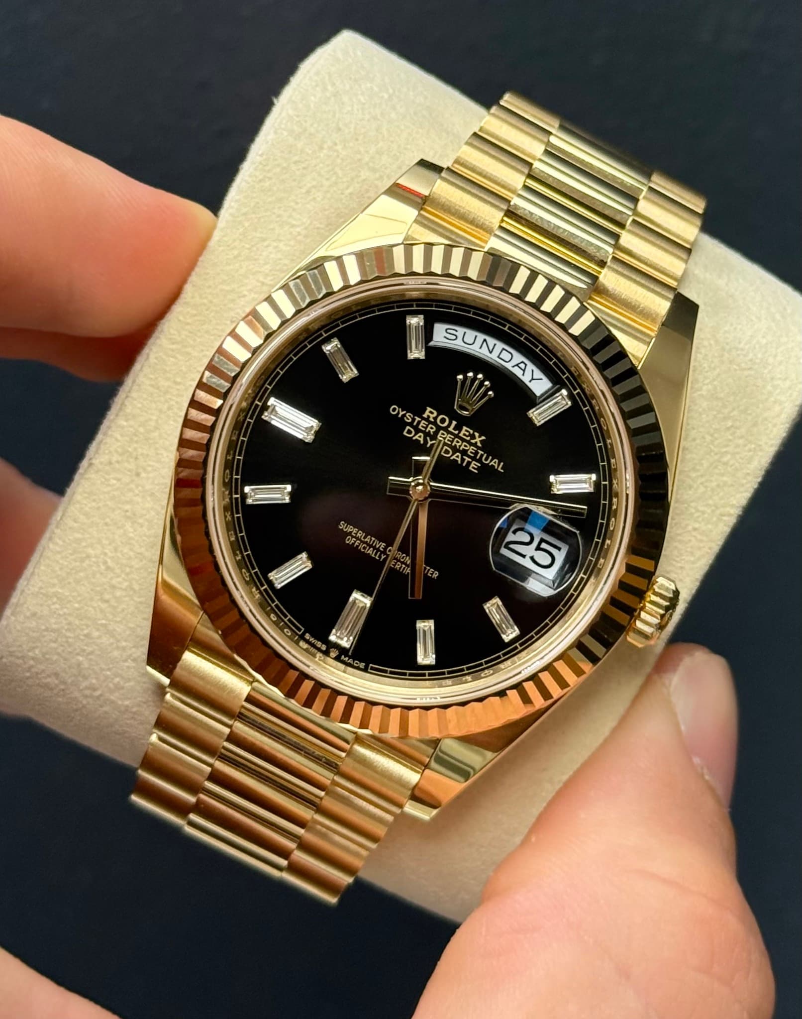 May be an image of wrist watch and text that says 'W ال فر SUNDAY OYS DAY RO HOLEX LEX TER LEY EX IDATE ERPETUA PETUA OA PERPETU SUPERLATIVE OFFICIALLY 25 に ー 0I0'