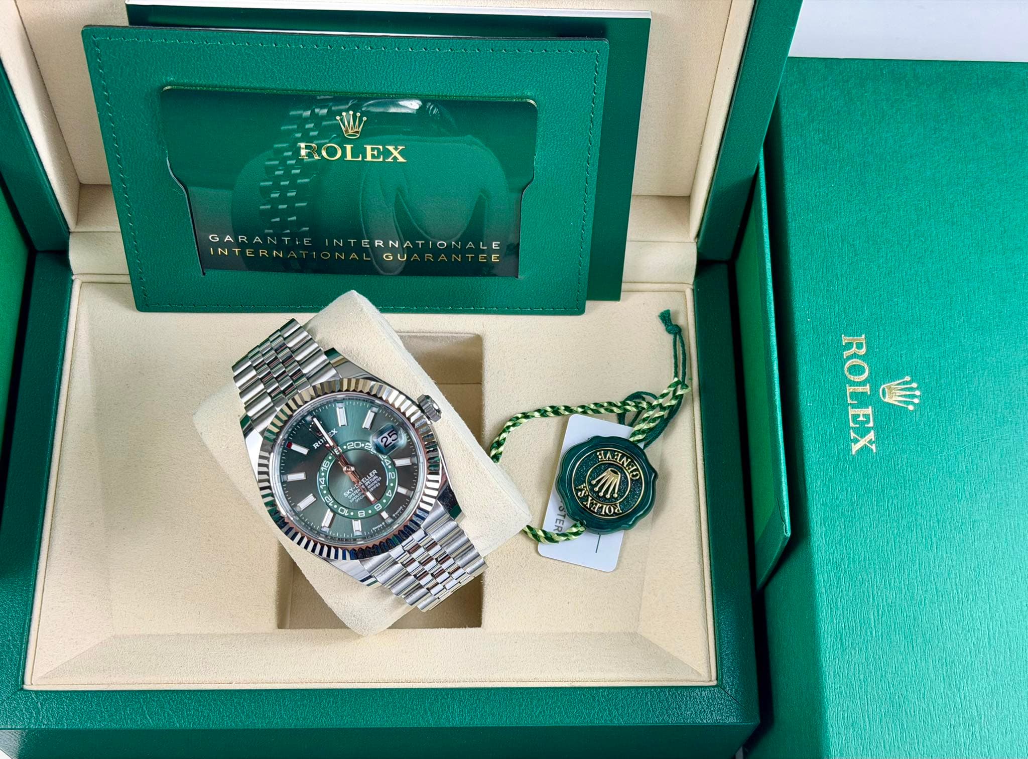 May be an image of wrist watch and text that says 'ROLEX GARANTICINTERNATIONALE TIE GARANTIE N TERNATIONALE ONALE INTERN GUA E זיבי 吉 KS +20. P - ل A D S a 0 MAEL HARNAS የ 4To4…