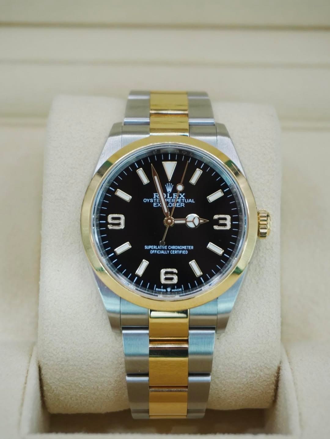 May be an image of wrist watch and text that says 'OYSTE チ LEX OYSTE OYSTERLETUAL X 프틴 PERPET RPETUA UAL EX OFLER 生ー M SUPERLATIV SUPEBLATIVECHRONOMETER EC CHRONOMETER OFF…