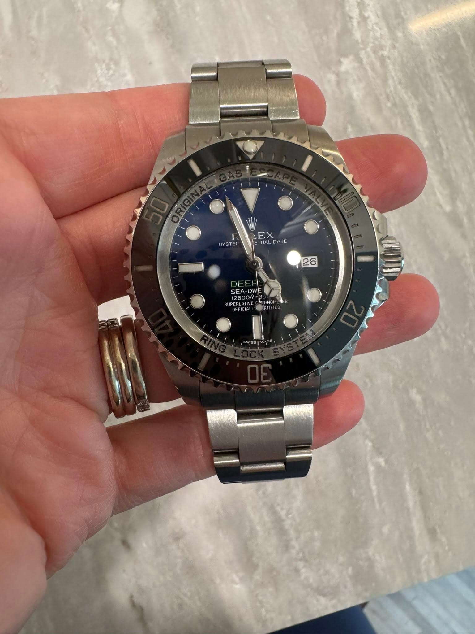 May be an image of wrist watch and text that says 'DATE 26'