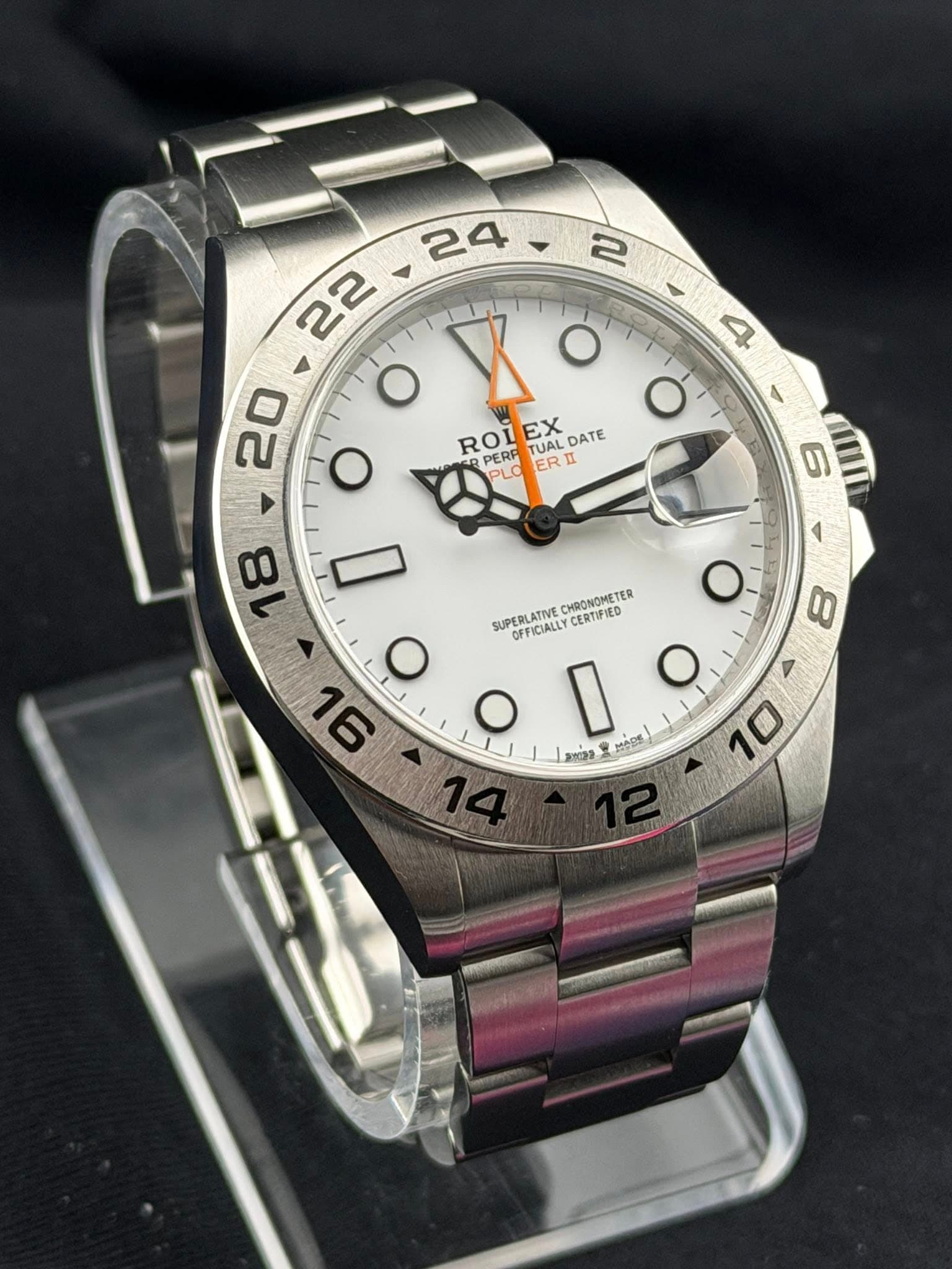 May be an image of wrist watch and text that says ' O O V O ROL PERP TUAL EX DATE O - ER Ⅱ I 6 ഡා 18 ό 8 CHRONOMETER SPERLAINE.CEOROPNETER ER SUPERLATIVE OFFICIALLY CERTIFIED I S…