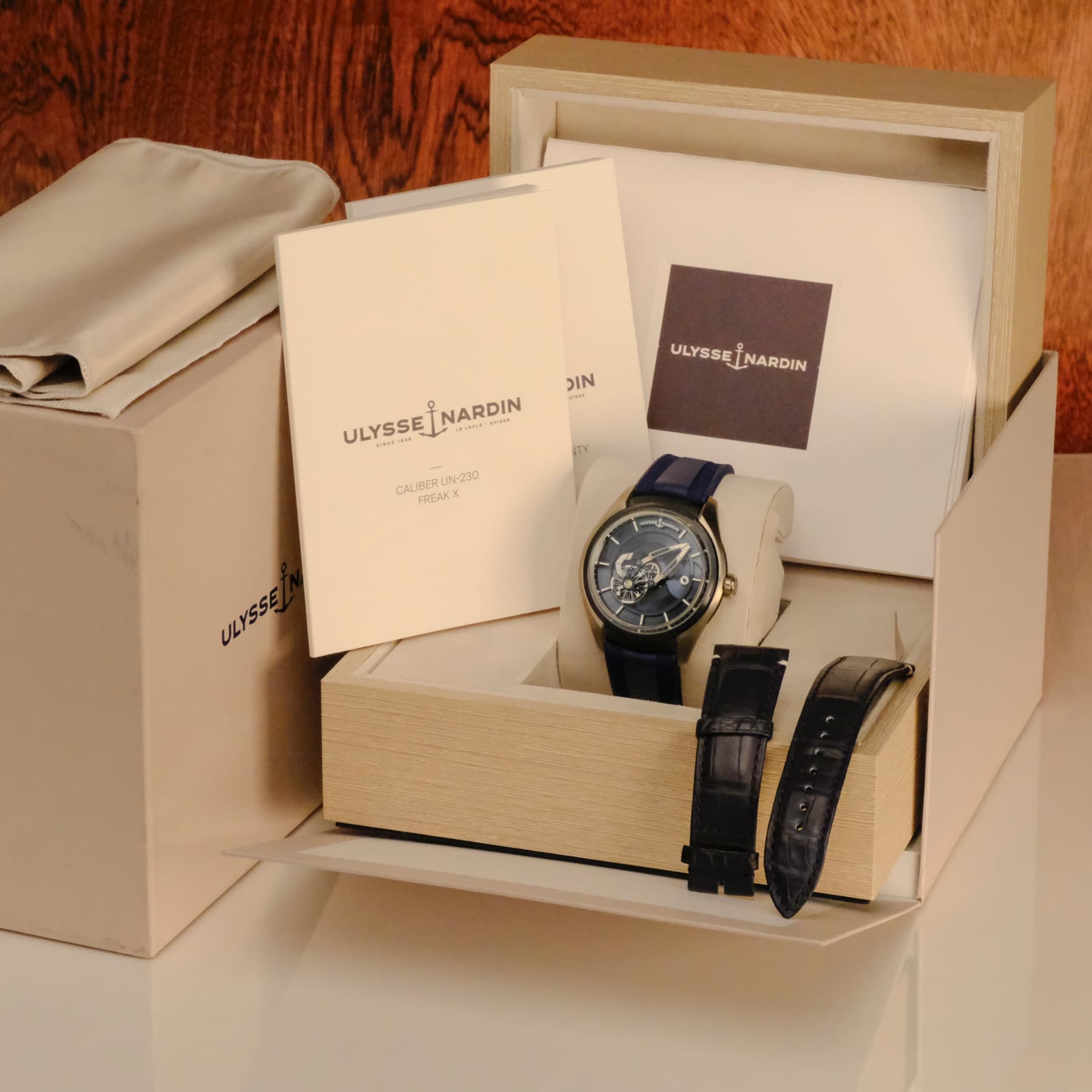 May be an image of wrist watch and text that says 'NIN ULYSSEJİNARDIN İNARDIN ULYSSĘJ ULYSSET IN ULYSSELNARDIN NARDIN CALE CALBRJY CALBESJ4-29:1 -39 REARX ULYSSE'