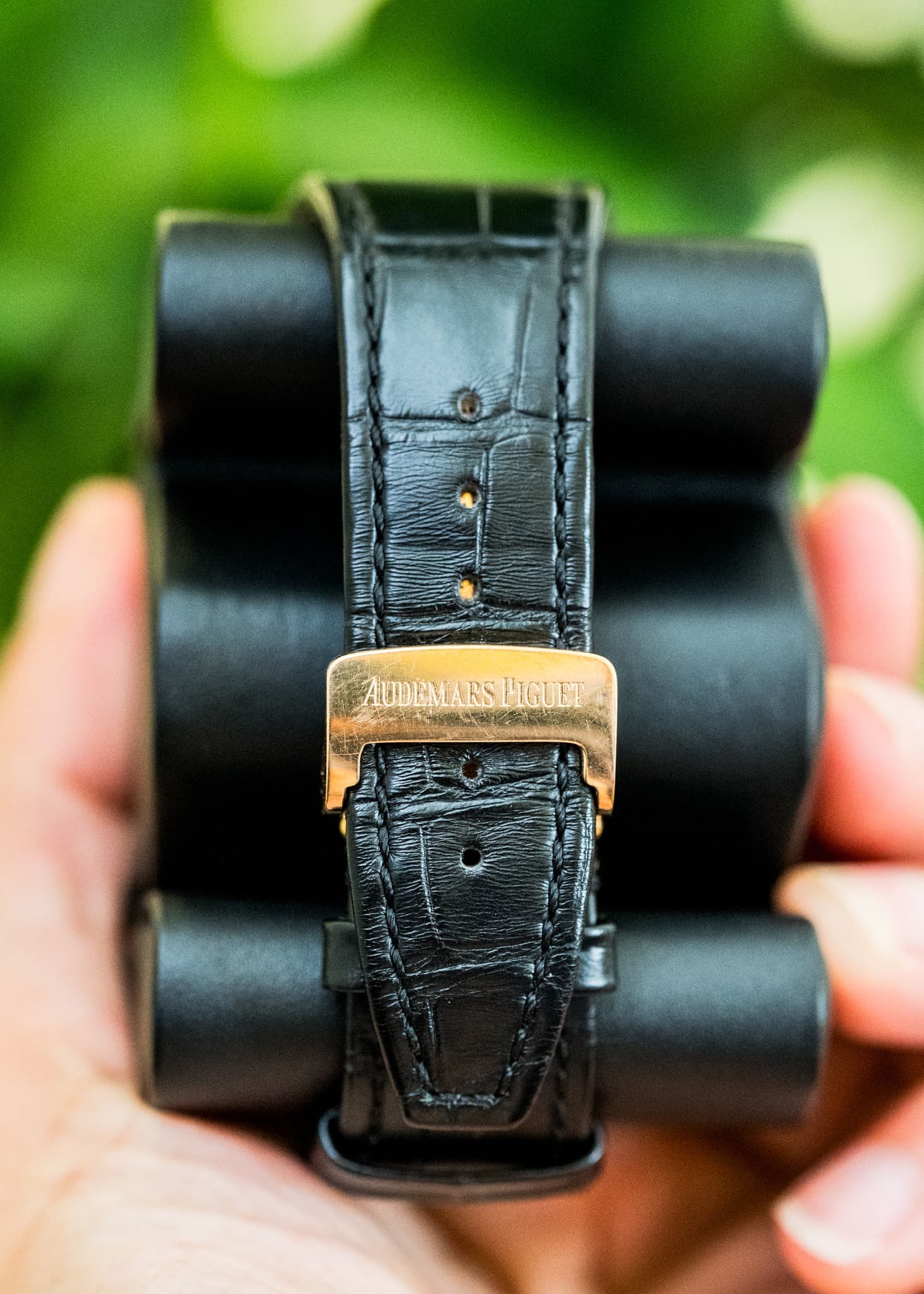 May be an image of wrist watch, saddle-stitched leather, leather and text that says 'ALDEMARSPIGUET AUDLMARS HIGUET'