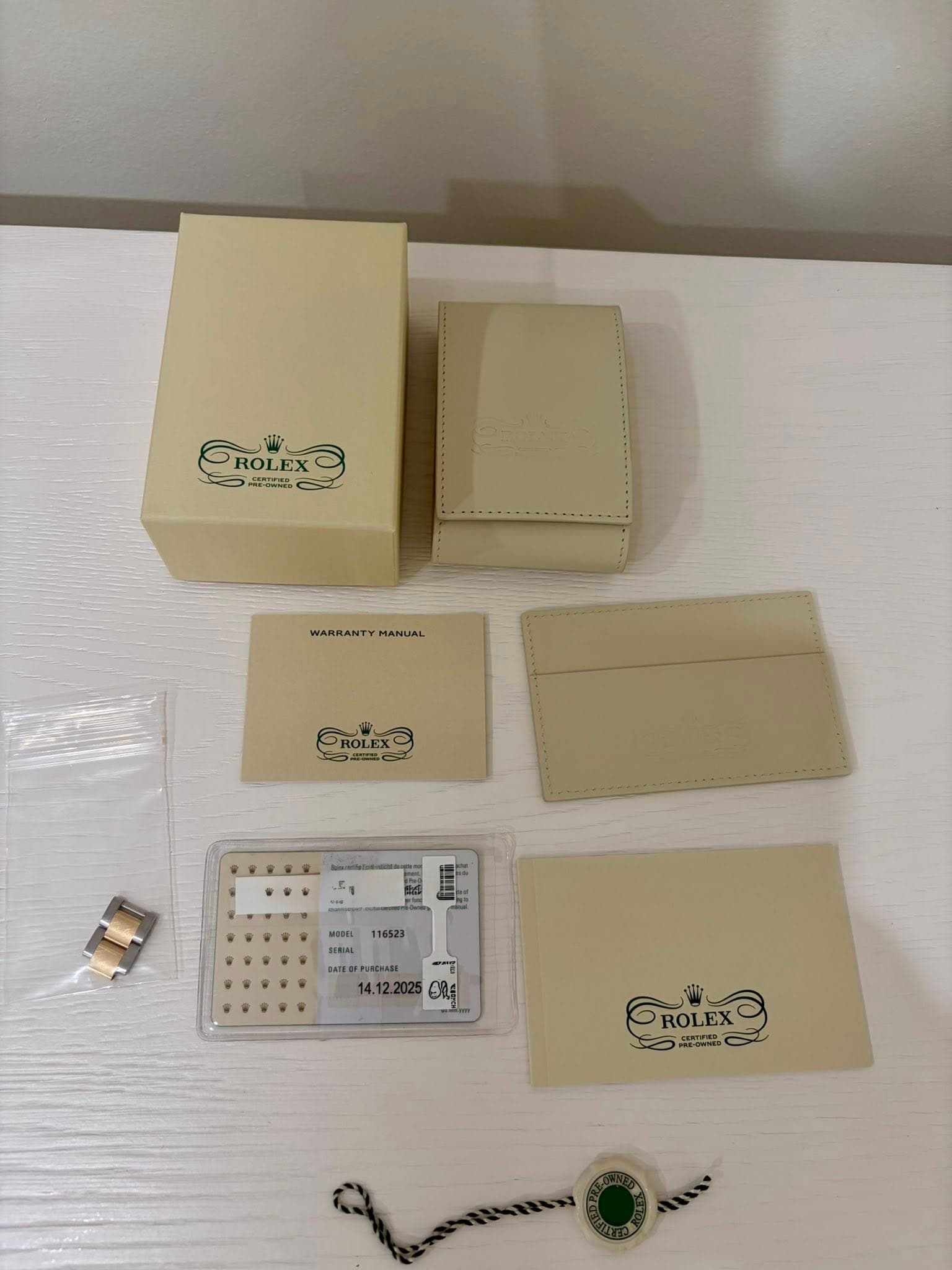 May be an image of text that says 'GROLEX ROLEX ប" e WARRANTY WARRANTYMANUAL MANUAL GROLEXO mOЛb 116523 BATEDA ynoa PORCRASS GROLEX ROLEX 5 S'