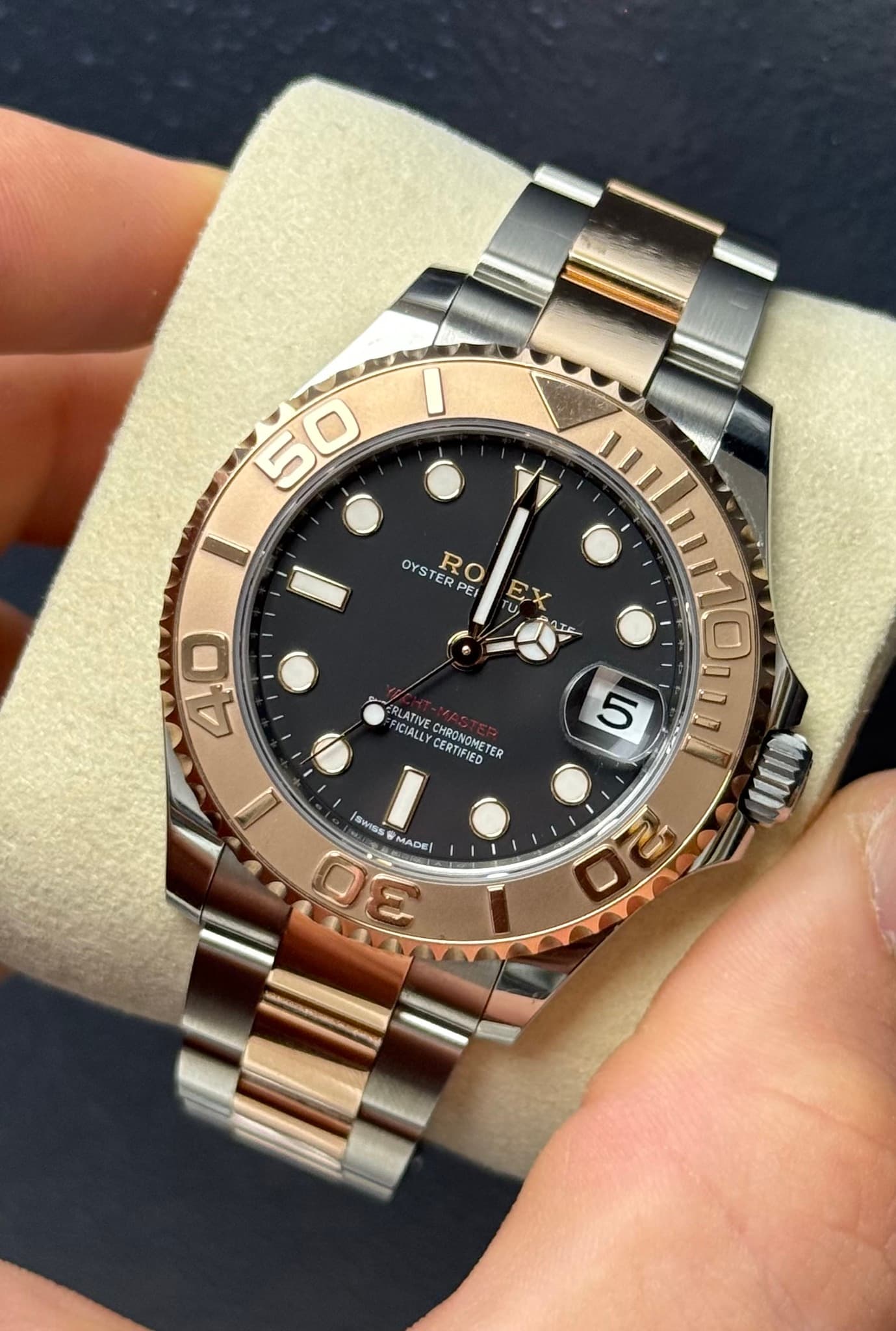 May be an image of wrist watch and text that says '50 OYSTER RO ERPE PEI OYERO ER TU EX 40 RLATIVE LATIVE FICIALLY CERTIFIED CHRONOMETER TER U lswss MADE'