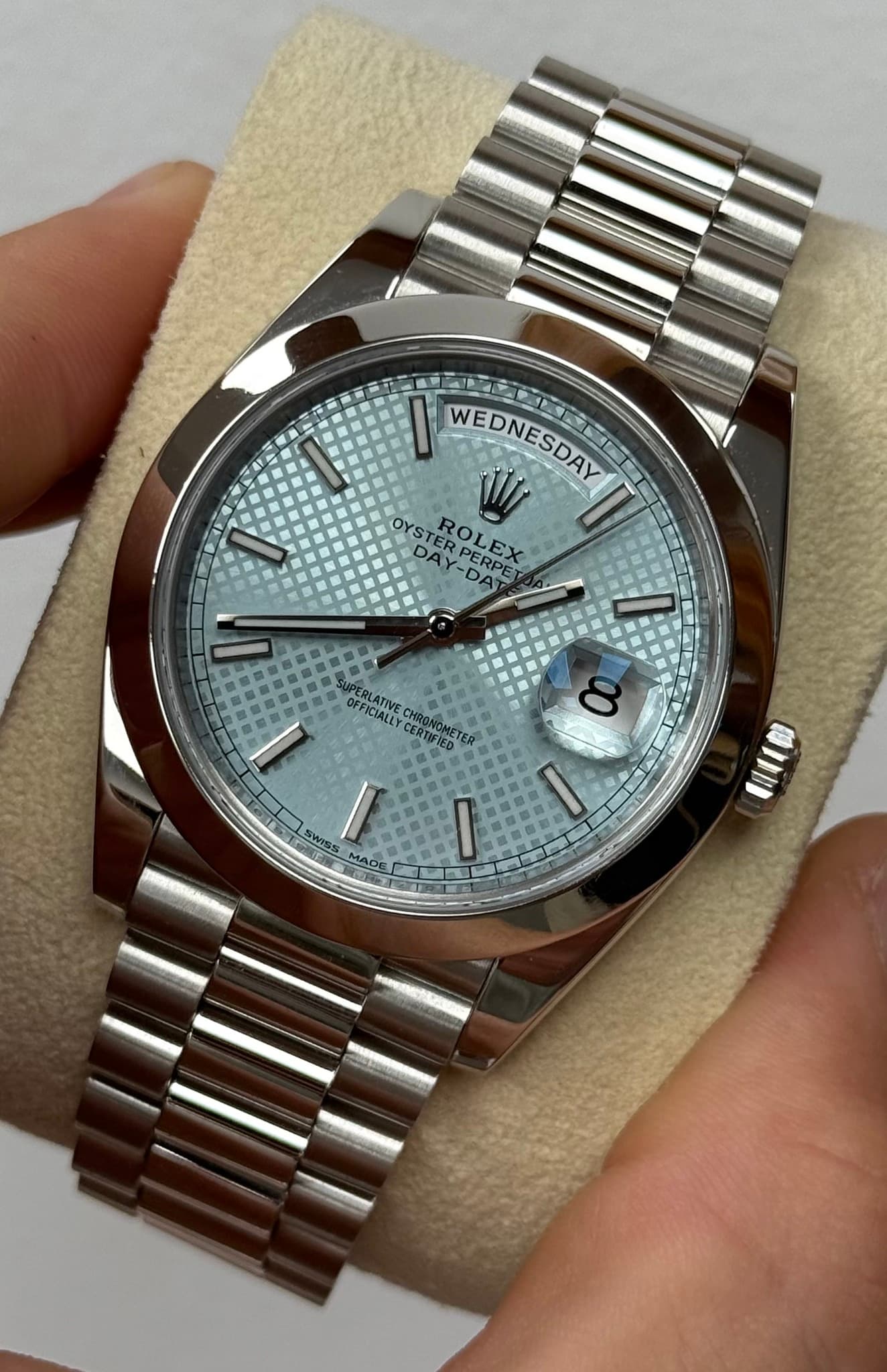 May be an image of wrist watch and text that says 'WEDNESDAY SDAY l/ ROL ROLEX EX PERPET EEX DAT PERLATIVE OFFICIALLY CHRONOMETER 8 SWISS MADE 川1製'