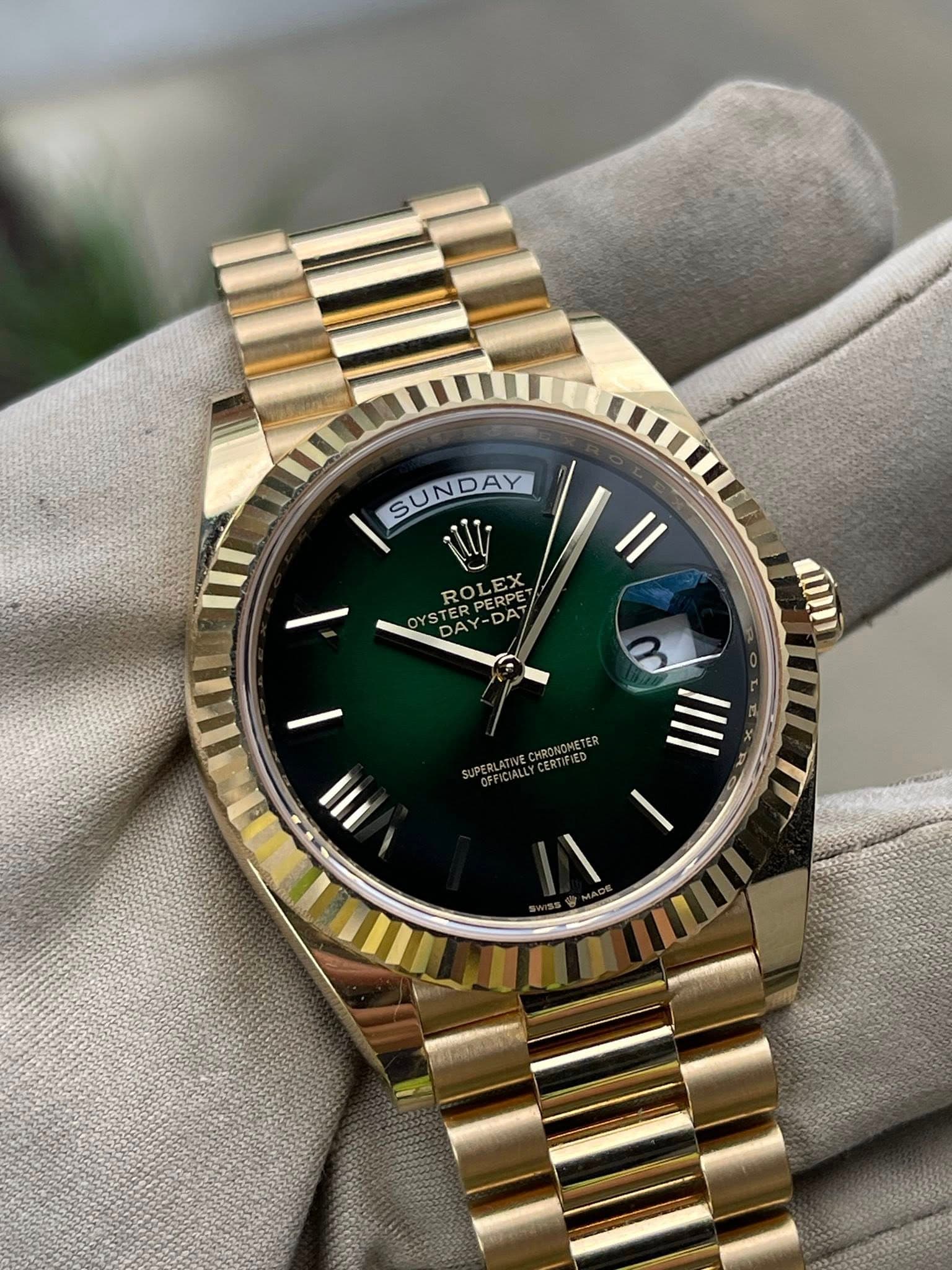 May be an image of wrist watch and text that says 'SUNDAY ¡lli ROLEX PERPE YSTERPERPE DAY-DA ERPERPE Il แท ന I//1 ١ III'