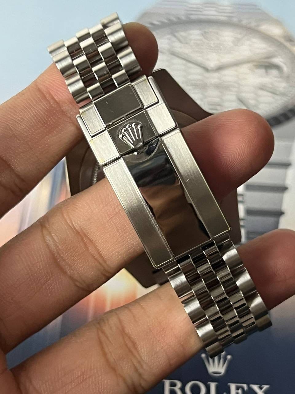 May be an image of wrist watch and text that says 'สโโร ROT BOLEY ค'