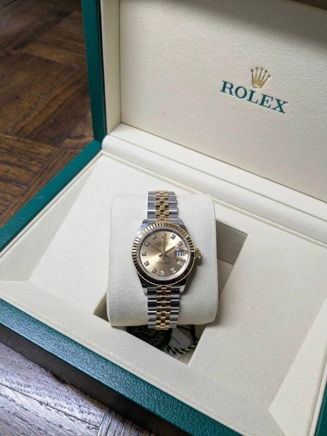 May be an image of wrist watch and text that says 'W ROLEX ROLEX 2 T 2 2 C 8 ម 5 3 1 n か y በር'