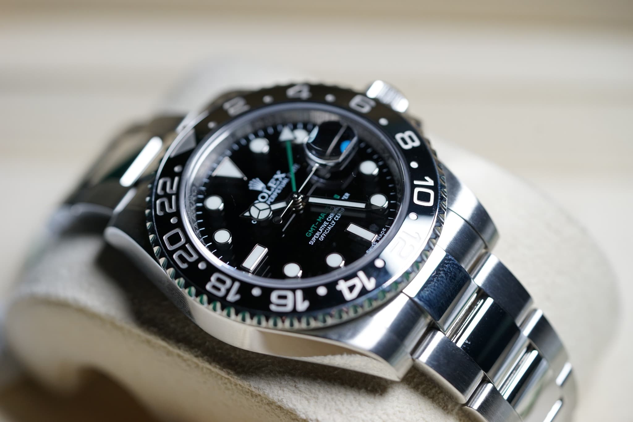 May be an image of wrist watch and text that says '8 10 ER SUPE OFFICIALLY SUPERLATIVECHR OFFICIALIYCE CER LEYCES 名 SaY 12 14 16 ด'