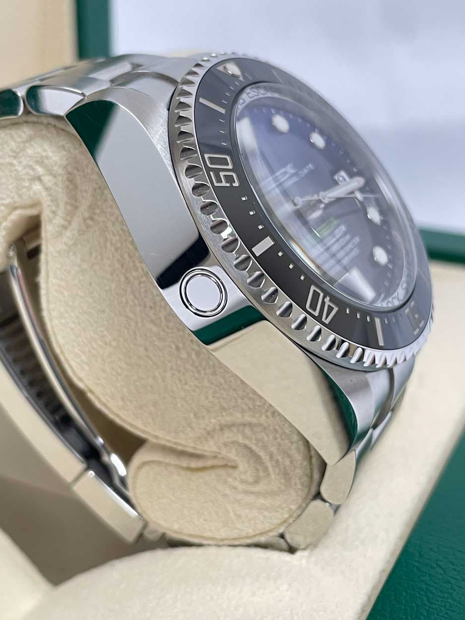 May be an image of wrist watch and text that says '5 C PA1E 50 9 40'