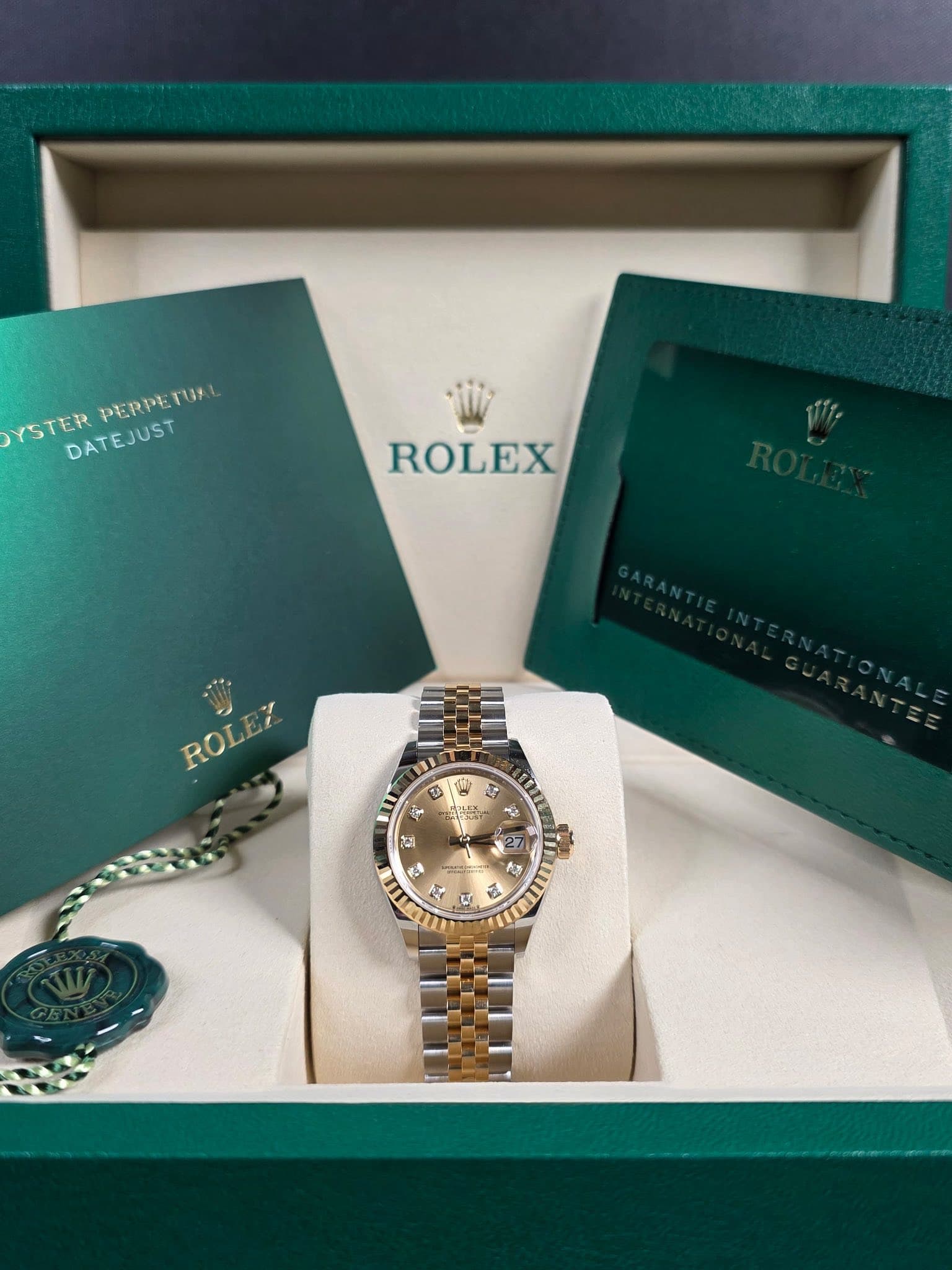 May be an image of wrist watch and text that says 'YSTER PERPETUR STERPERPETI TUP DATEJUST ROLEX ROLEZ ROLEX ป 1 O 정불 14 手 2 S عی E জ للم & + に X だ港 桜'