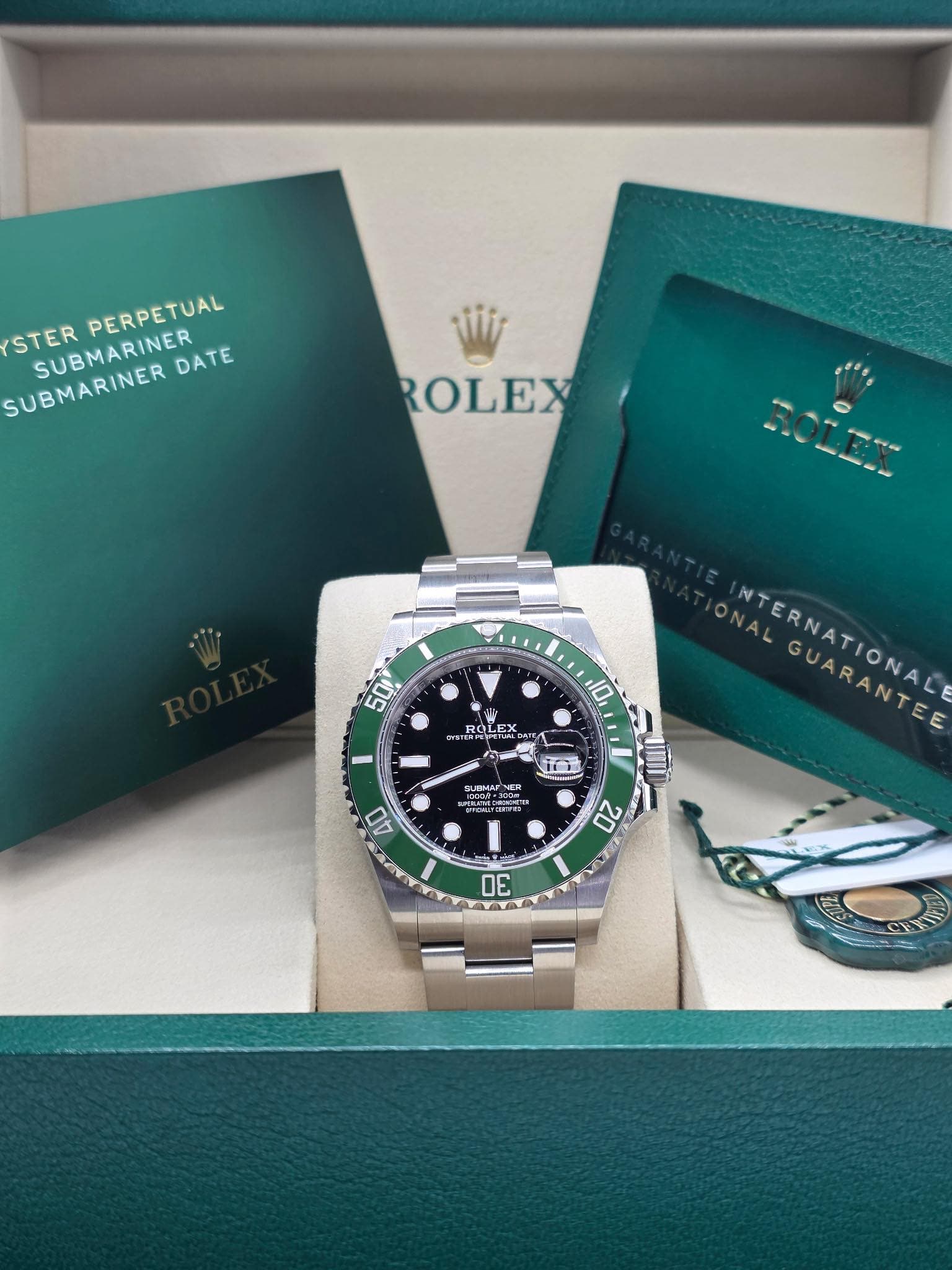 May be an image of wrist watch and text that says 'STER PERPETUAL SUBMARINER DATE SUBMARINER ROLEX T 500 小 VTEARE LE 神 10 TET ONAL NTERNATIONALE GUARANTEE GLENNAD NER ER AeToлBb…