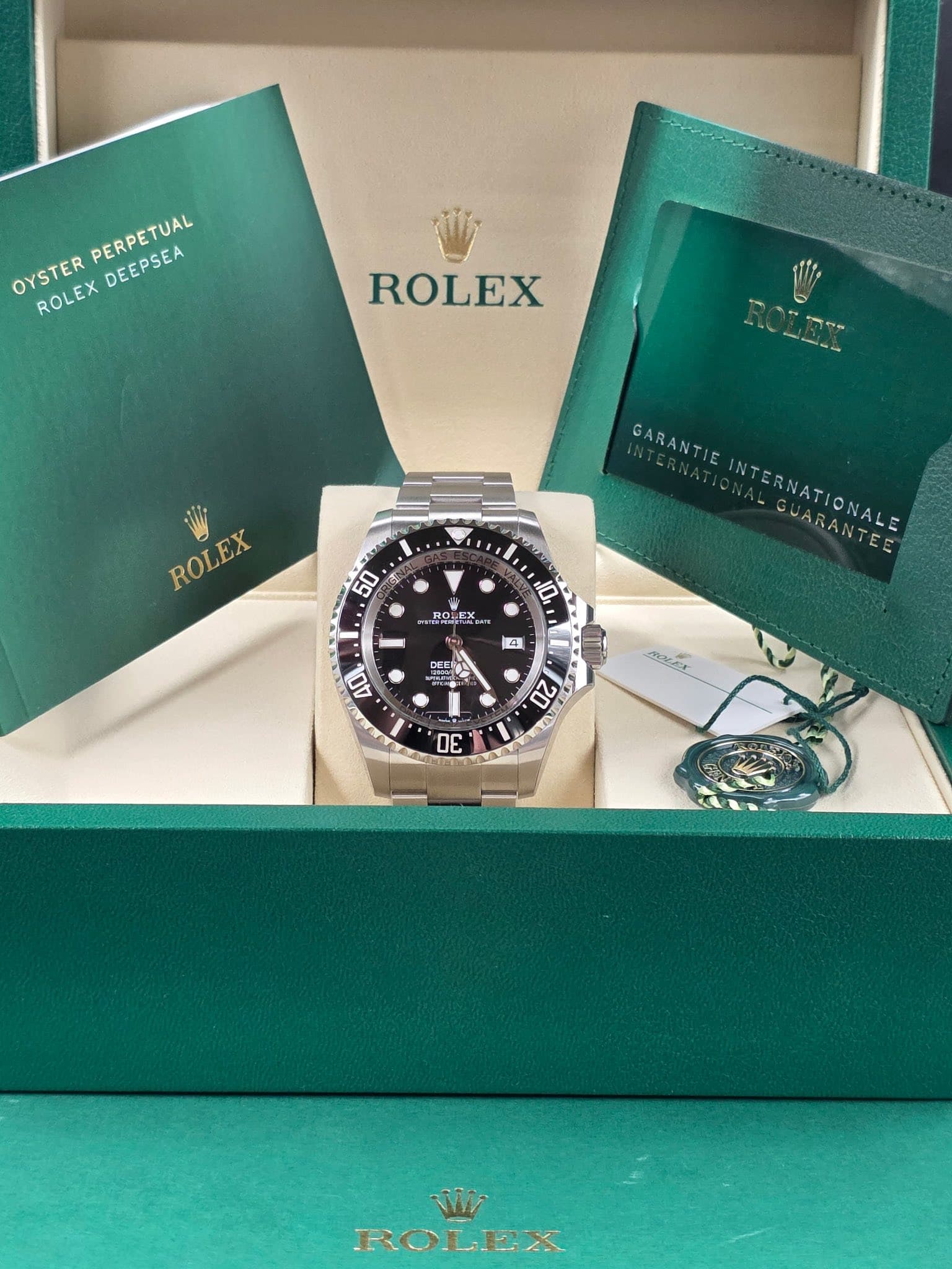 May be an image of wrist watch and text that says 'PERPETUAL OYSTER DEEPSEA DEEPSEA ROLEX ROLEX ..مننداس_ا ROLEX ROLEX 50 GARANTIEIWTERNATIONALE NATIONAL GARANTIE CUARANTE OE…