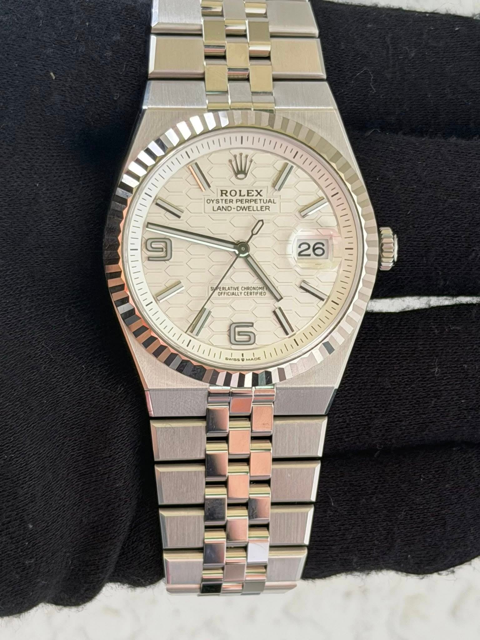 May be an image of wrist watch and text that says 'II V ROLEX EX OYSTER OYS PERPET UAL AL LAND- -DWELLER OYSTERPERPETUAL DWELL LAND-DWELL 26 1 Il K0UM ERLATIVE cифoBOme OFFICIALLY…