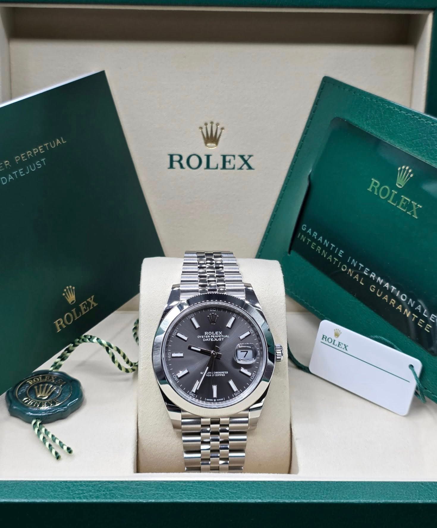 May be an image of wrist watch and text that says 'ROLEX ROLEX 1P ROL ARANTIE ALGUARANTEE TERNATIONALE ANTE ROLEX RO ROLEX . 保所汁 - หเพ ไางง'