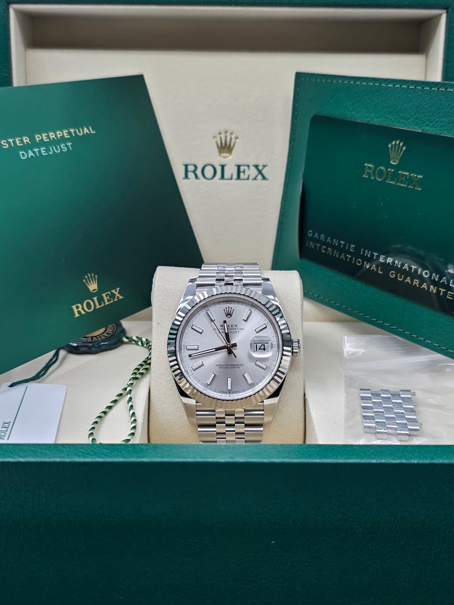 May be an image of wrist watch and text that says 'STER PERPETUAL DATEJUST ROLEX ROLEX ROLEX M بم TASK gus TERNATIONA LGUARAN ERNATIONA 14 0 HAUTM D TiA'