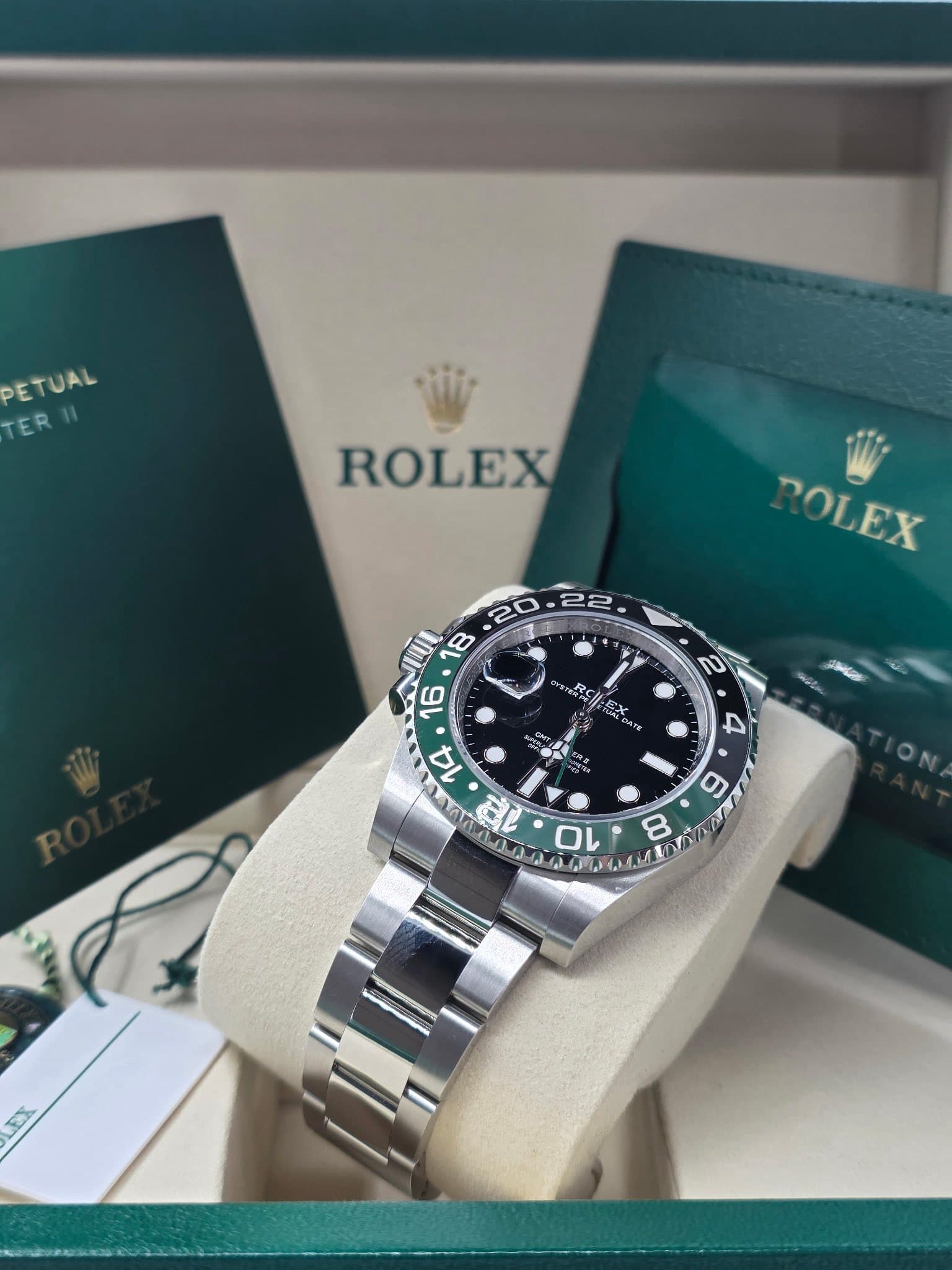May be an image of wrist watch and text that says 'PETUAL ER ROLEX ROLEX 20 22 NI 8 16 2 RC: y EX ロレ WA 8'