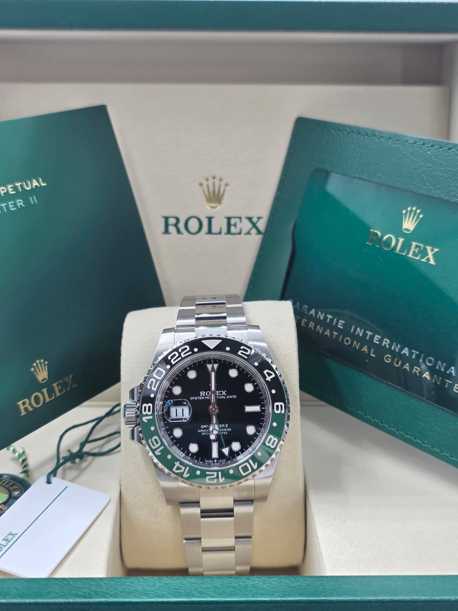 May be an image of wrist watch and text that says 'PETUAL TER TER|| 11 ROLEX ROLEX 2 4 ROL mリ RO E EX ANTIE ONAL GUARA NTERMATION GUARA 22 20 DUU EX'
