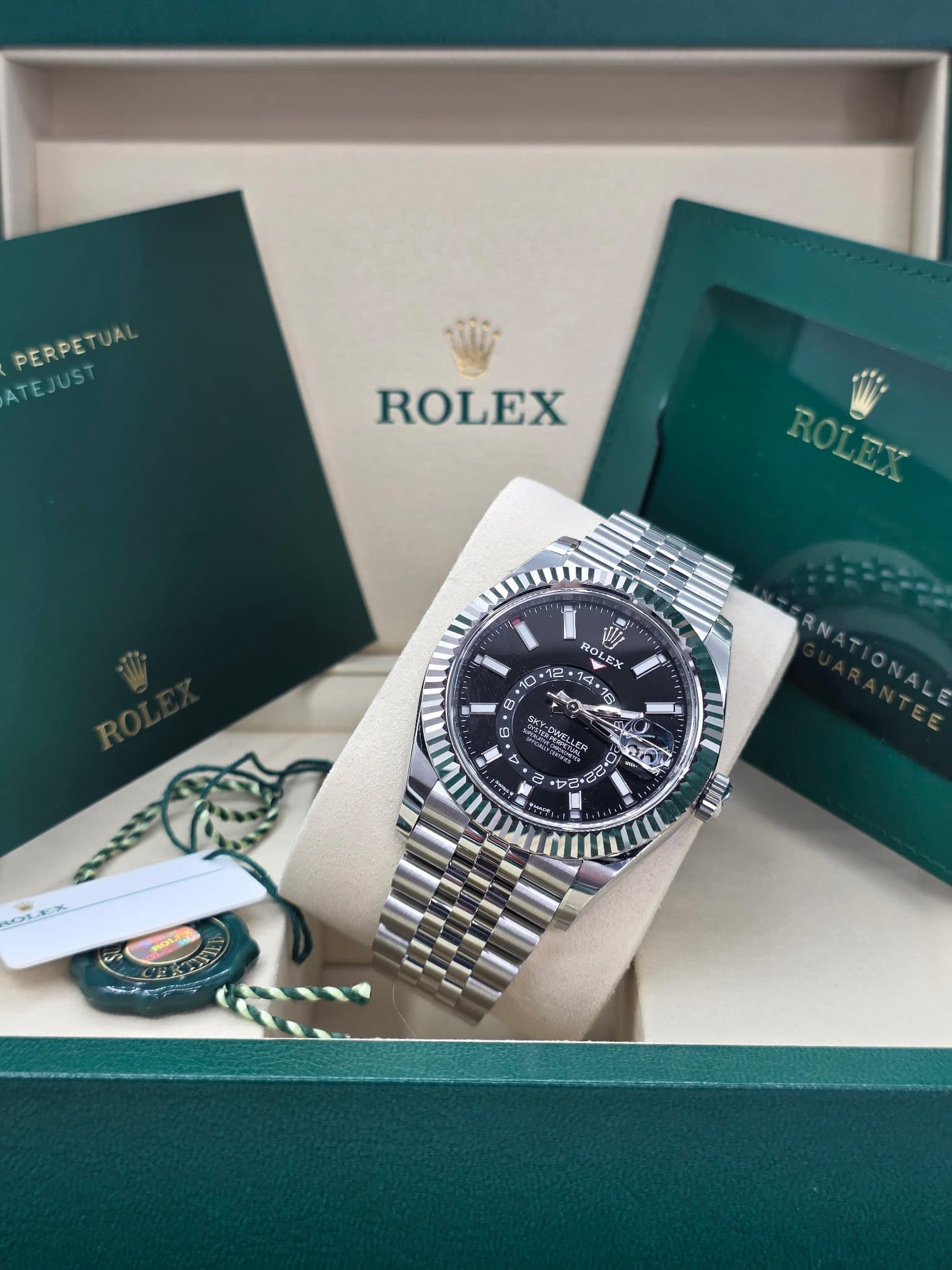 May be an image of wrist watch and text that says 'PERPETUAL TEJUST ROLEX I ROL OLE ROLEX EX EX " 1E 12 2 ም I B ಶ್ಿ ちん巻 전은 N ትርዳ S ا N आला'