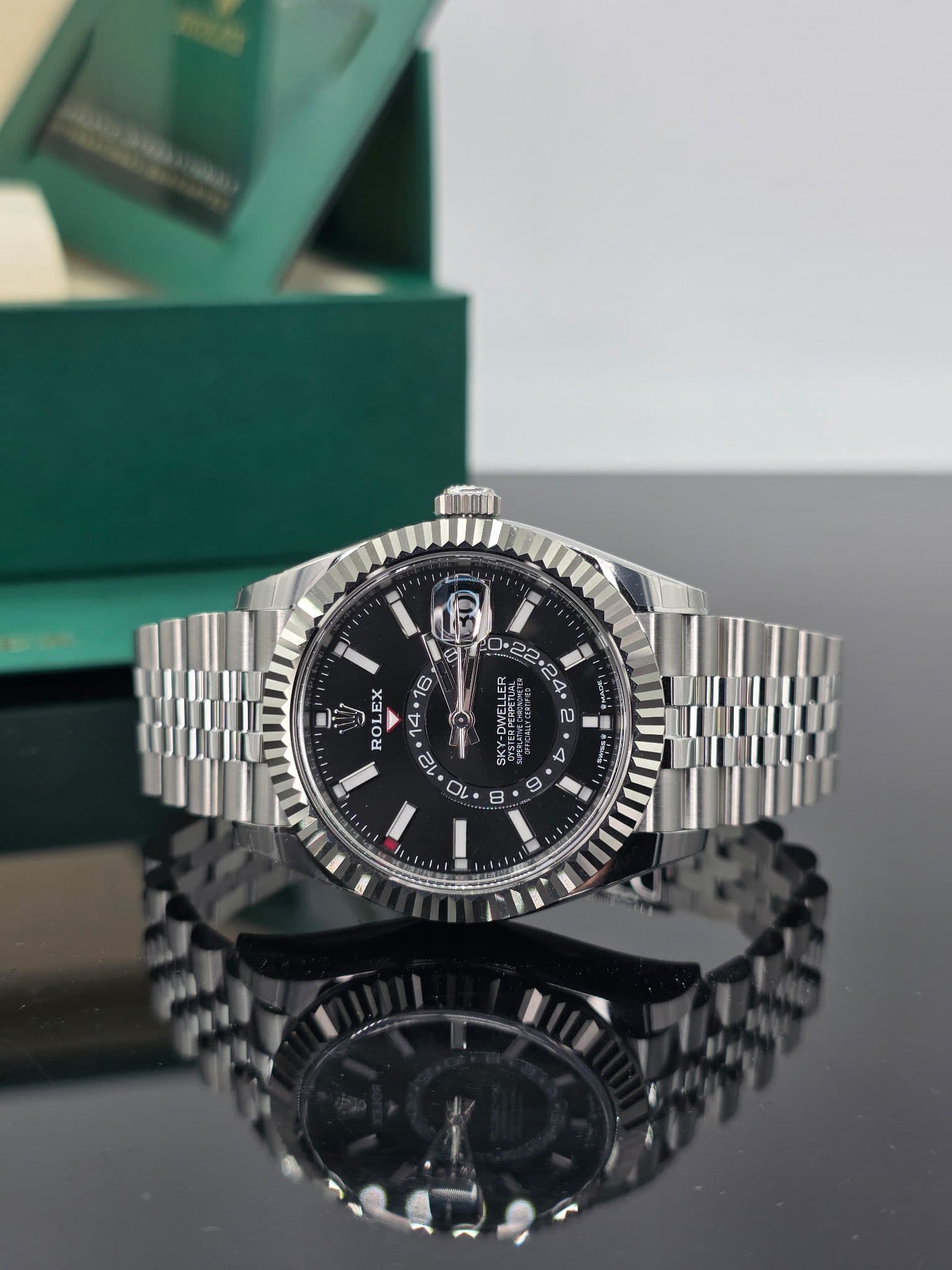 May be an image of wrist watch and text that says ' าาว 2 ROLEX 14 16 21 a 0 U 4 6 1'