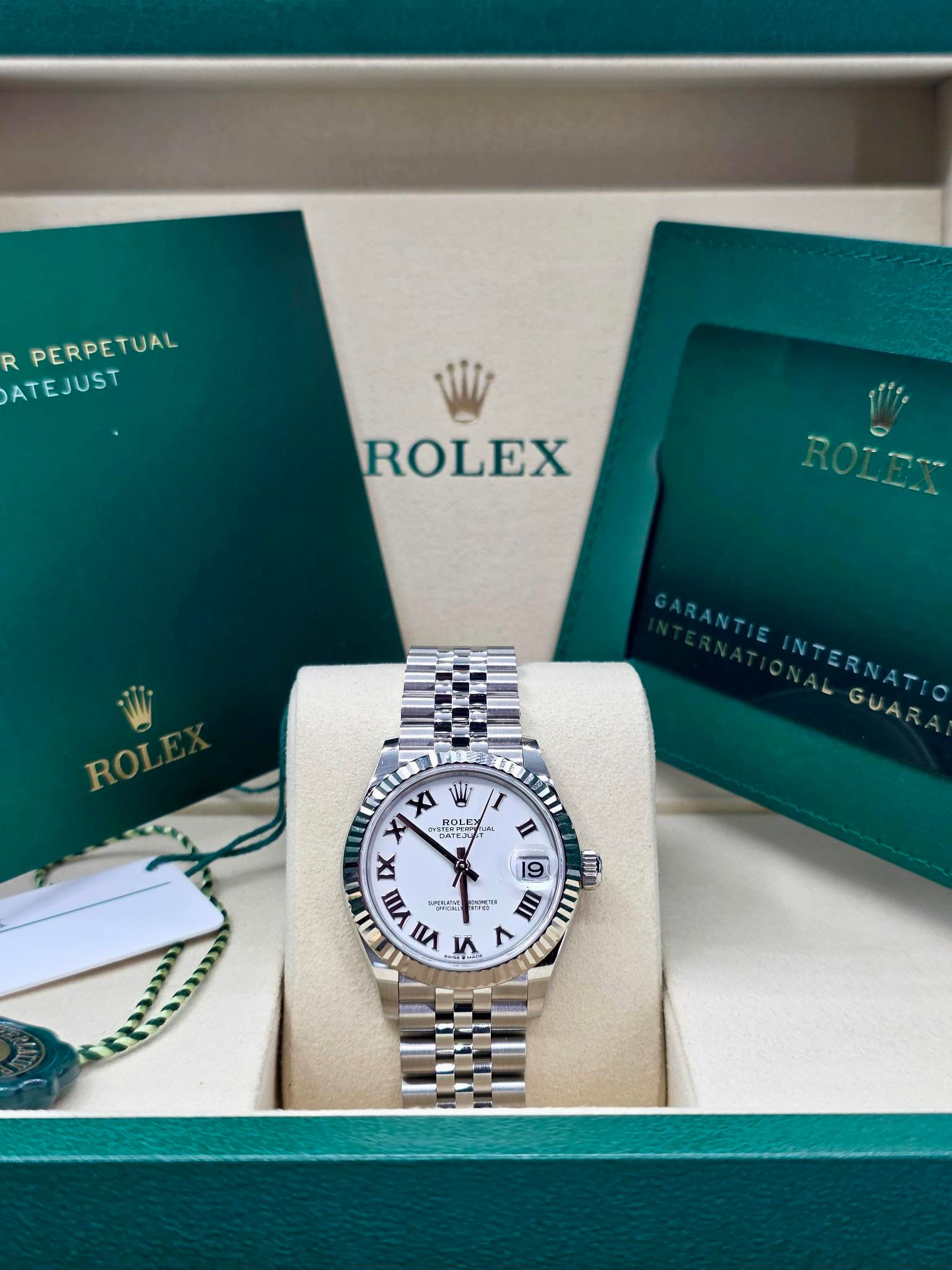 May be an image of wrist watch and text that says 'R PERPETUAL ATEJUST ROLEX ROLE ROL NTERNATI A X I ርሳጥይ ROLE すん! ROLEY PaLr .れ + の ព្ធរឺ VIII 美 第 הזאלה ኢረት 0 UII mu V レ'