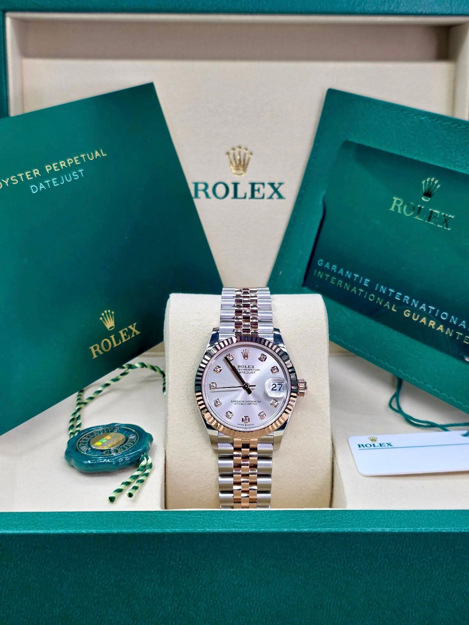 May be an image of wrist watch and text that says 'PERPETUAL YSTER DATEJUST DATEJUST ROLEX RUZEX RO ROLEX B 天 POLEX. ช่งาน็ยค 3 GARANTIE INTERNATIONA GUARANT GUARAN SRERNATIONA E4…