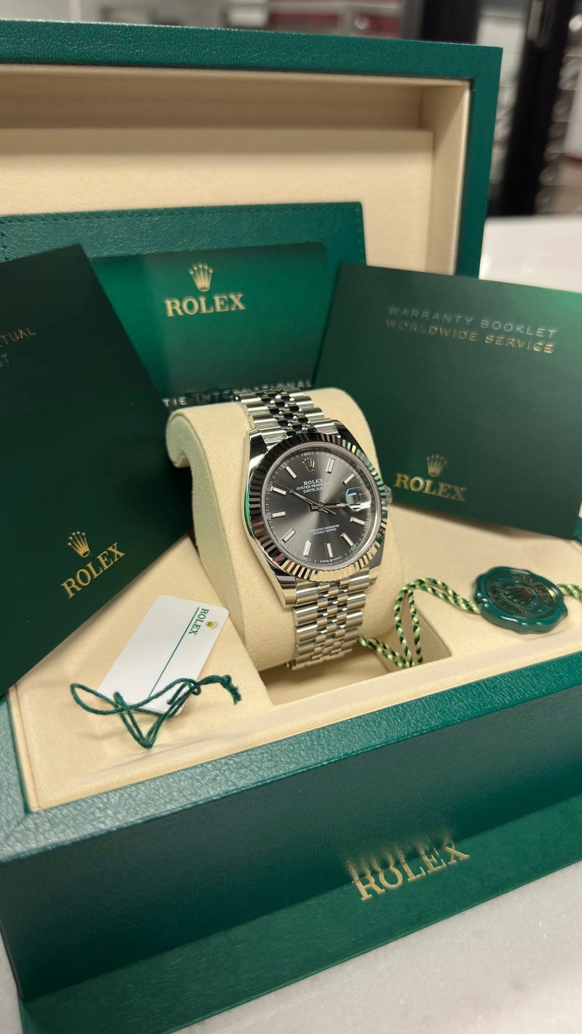 May be an image of wrist watch and text that says 'ROLEX BOOKLET SERVICE UN - WASS or ROLEX Ml านน รายน RULUX'