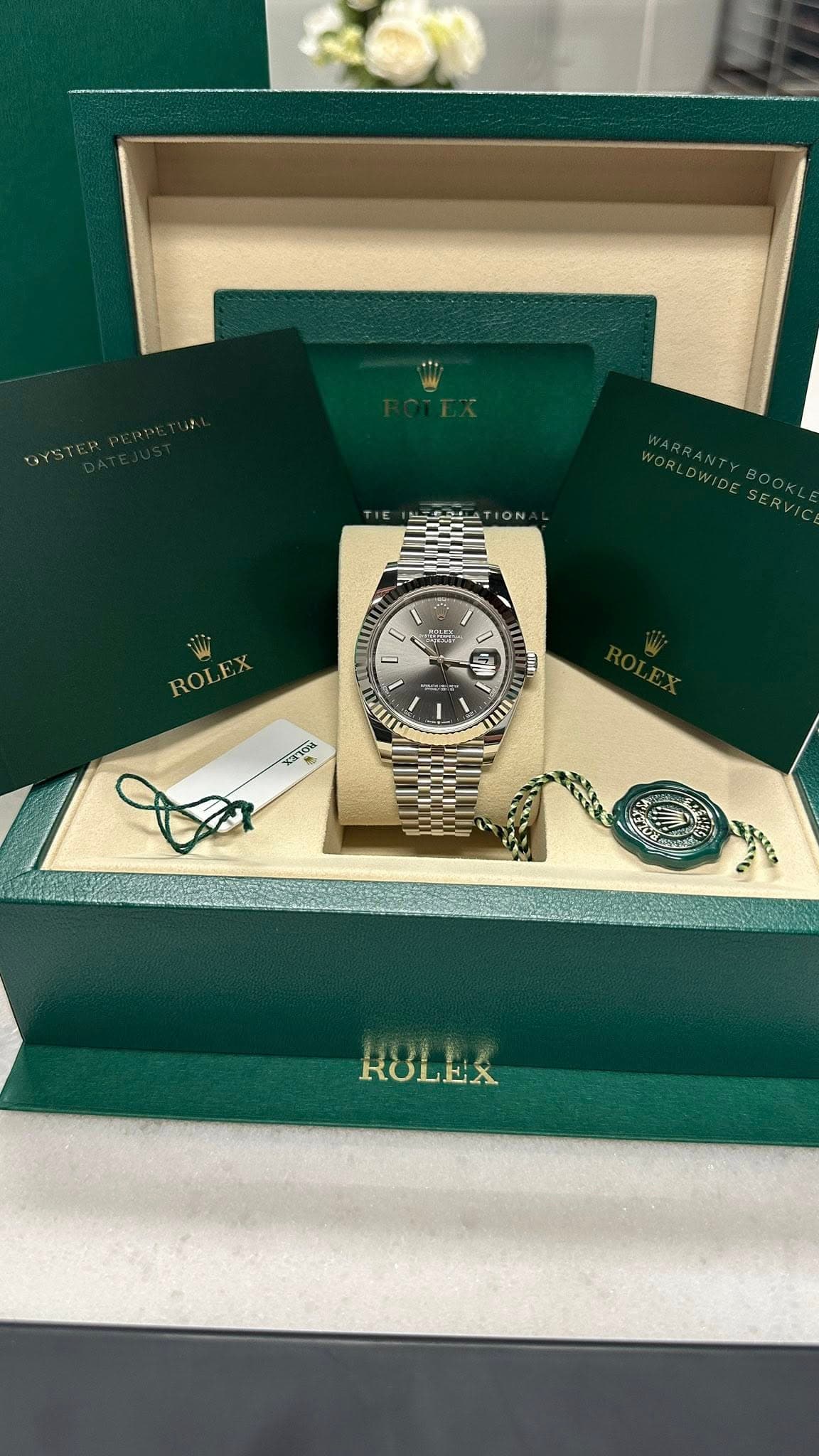 May be an image of wrist watch and text that says 'HAN U U ROLE 사산 המות X3Y III ROLEX'
