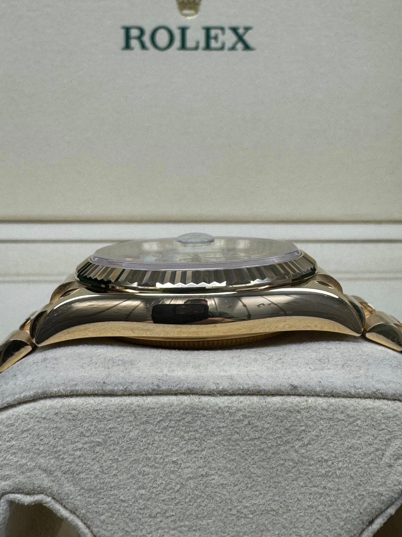 May be an image of wrist watch and text that says 'ROLEX 2'