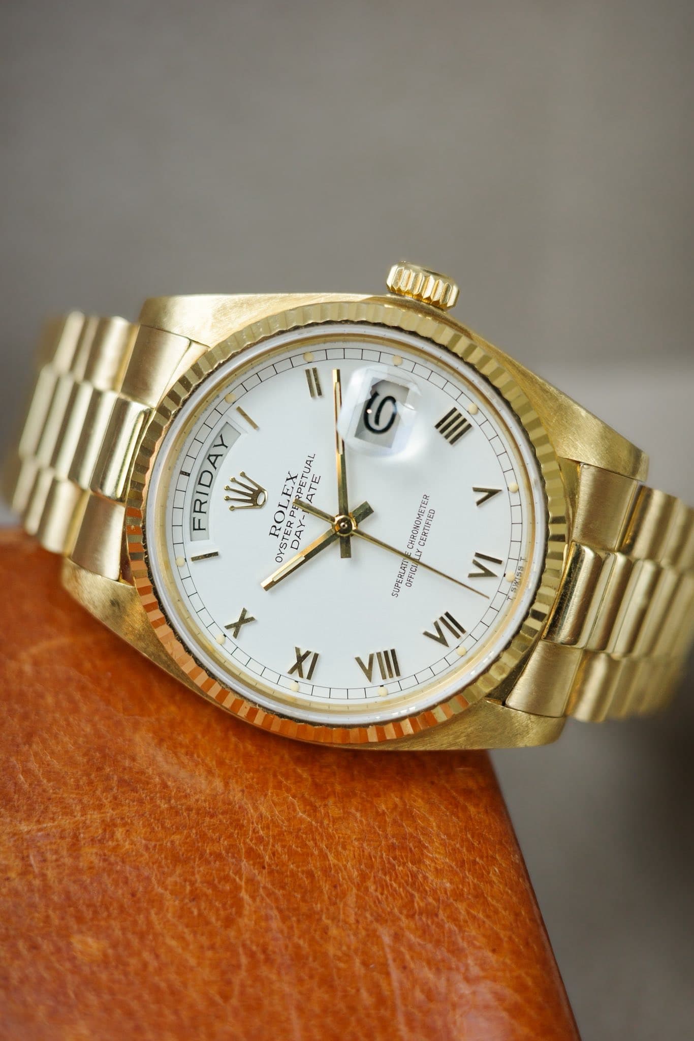 May be an image of wrist watch and text that says ' IIII FRIDAYI FRID W EX ROLEX RRPE YSTERY- DAY DAY ATE TE TUAL ROLI OYS ٨ ECHRONOMETER HROMSTED CERTIFIED CERICN SUOFFICI OFt ۲…