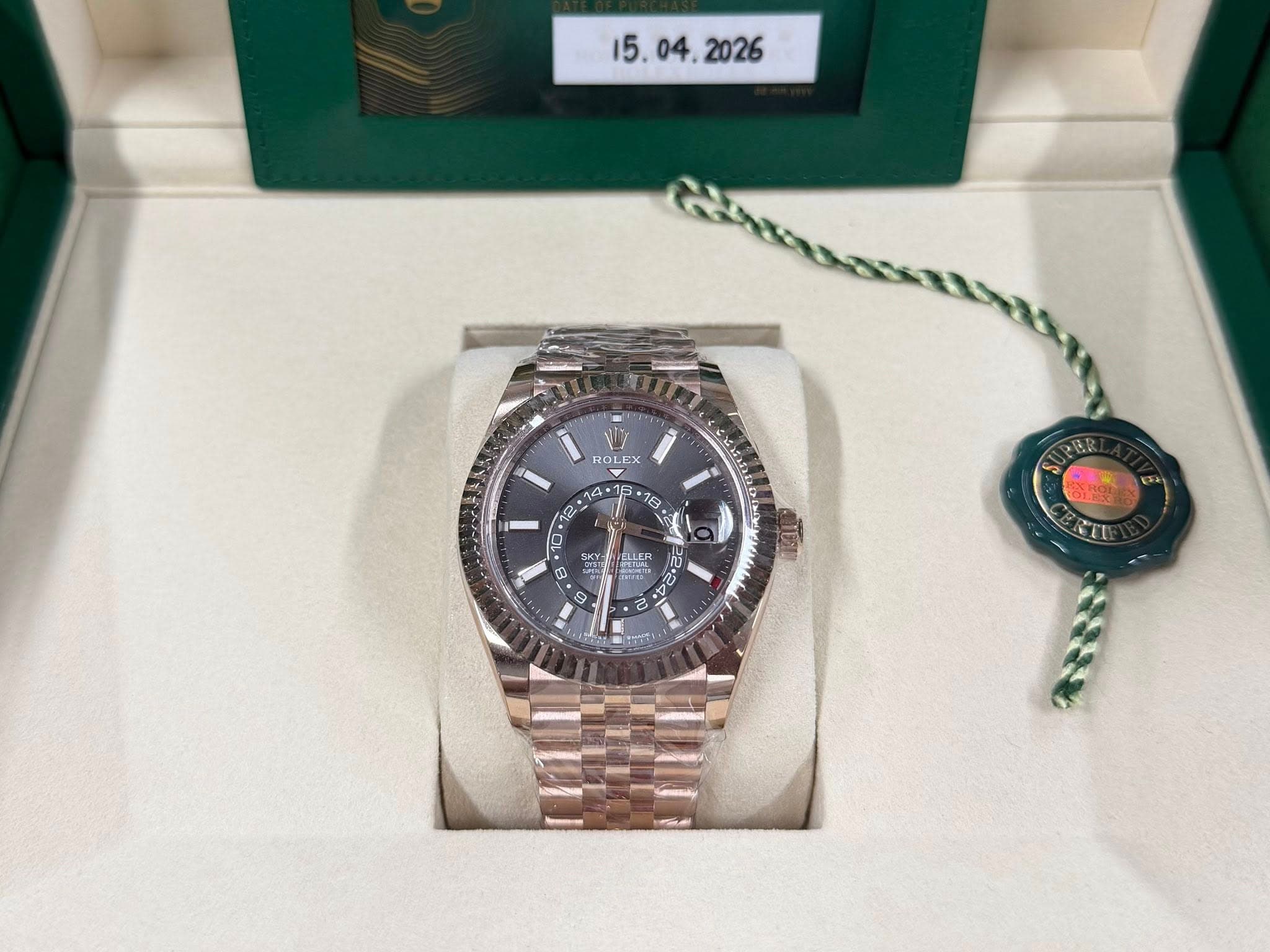 May be an image of wrist watch and text that says ' y ROLEX 18 I 12 12 ไ 0 8 8 C+ 기 ก 0 ካሜን'