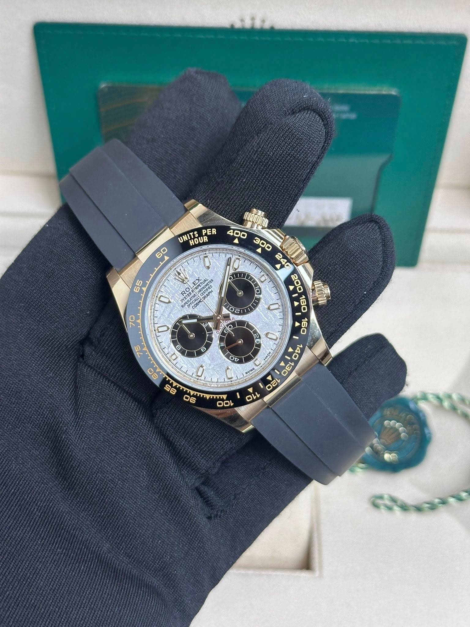 May be an image of wrist watch and text that says 'UNITS PER HOUR Oa ਰ2 U O G B G O 75 60 dB G 0 0 OI 4 140 ๓ 130 0O 02ι N0 2 06 ም TrEImTY עסם ه'