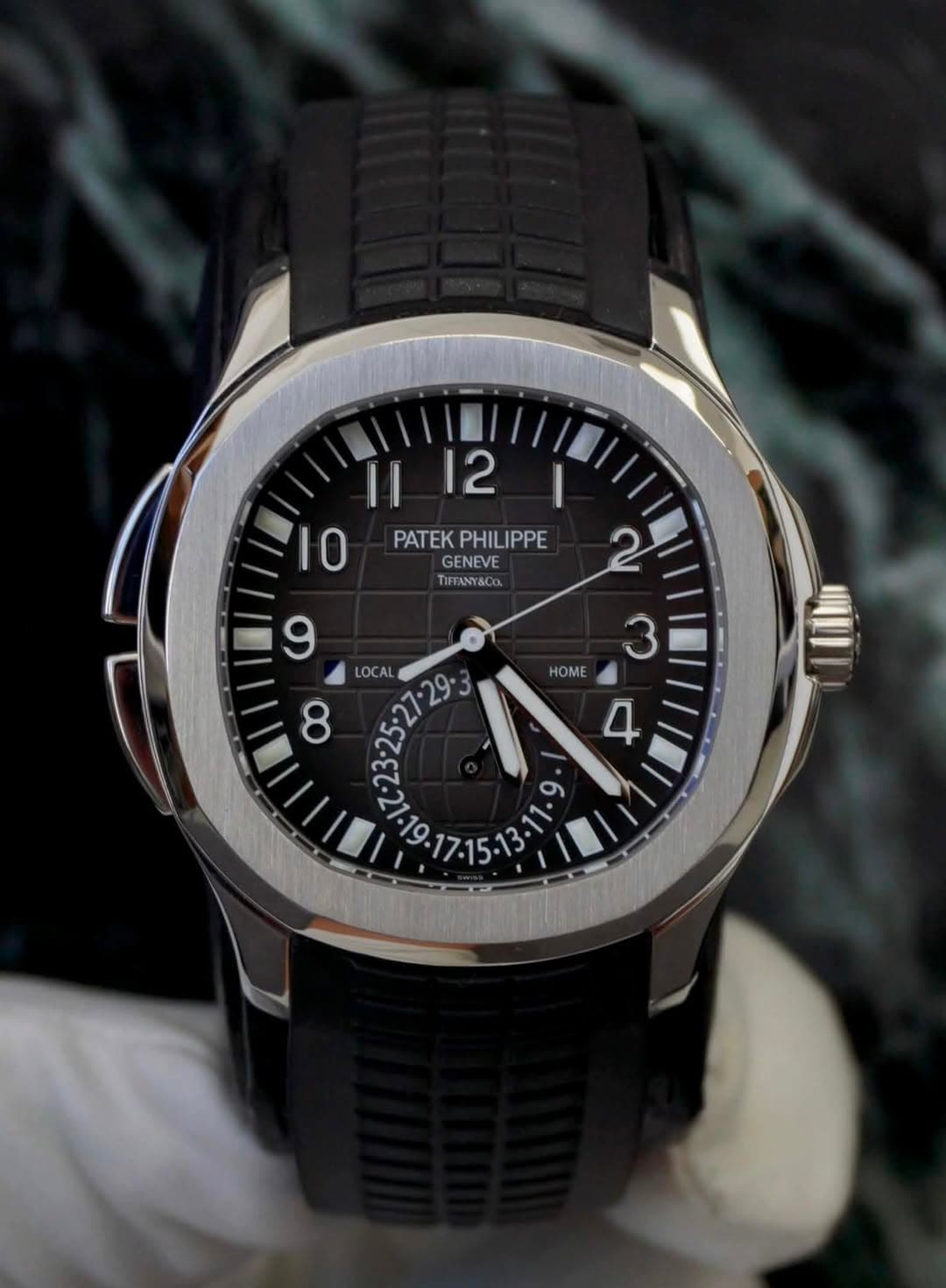 May be an image of wrist watch and text that says '1|12 |l 12 I I0 PATEK PATEKPHILIPPE PHILIPPE GENEVE TIFFANY&CO 2 9 3 三前 LOCAL HOME 8 4 P518419 و'